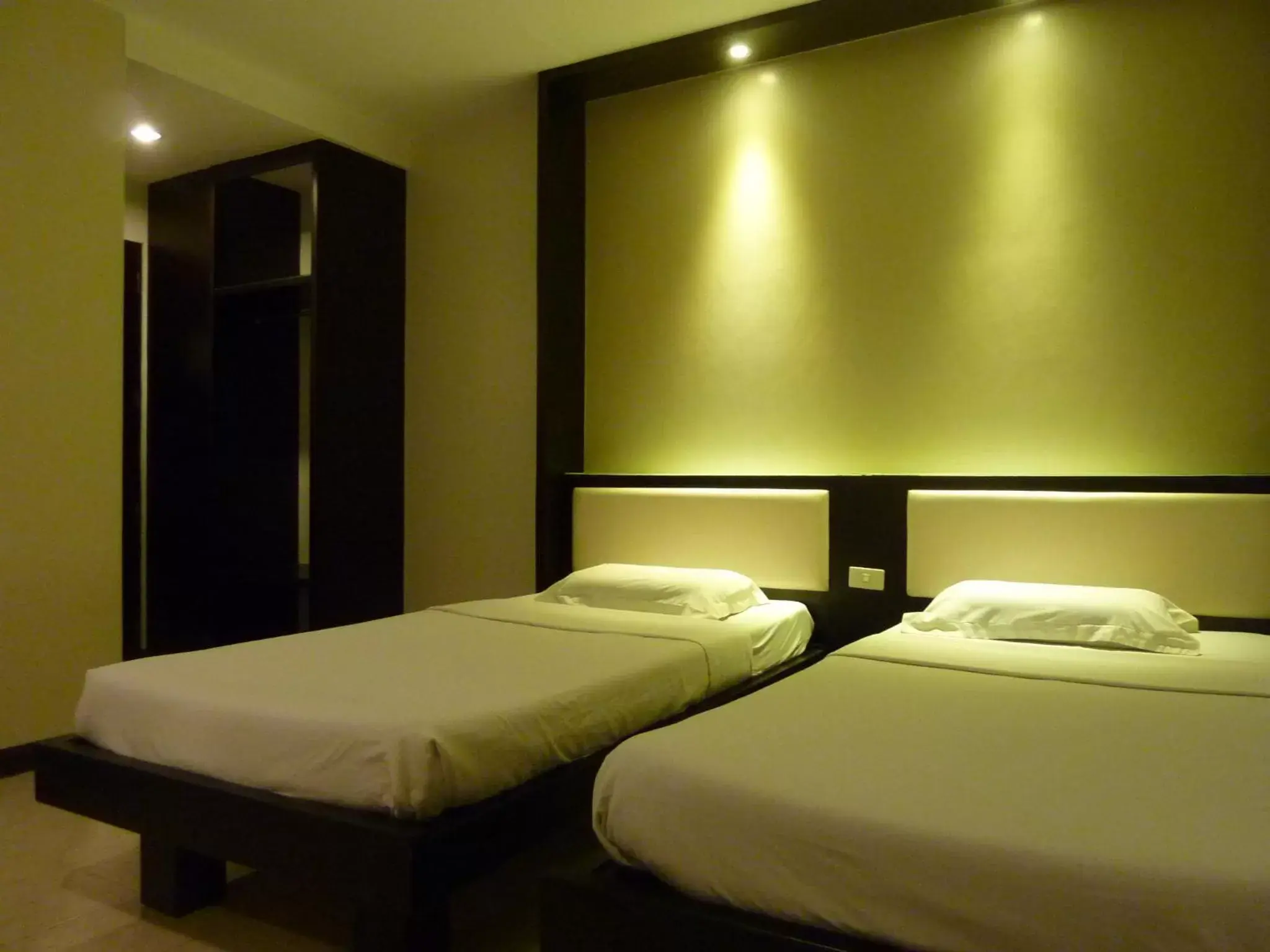 Photo of the whole room, Bed in Circle Inn Hotel and Suites Bacolod