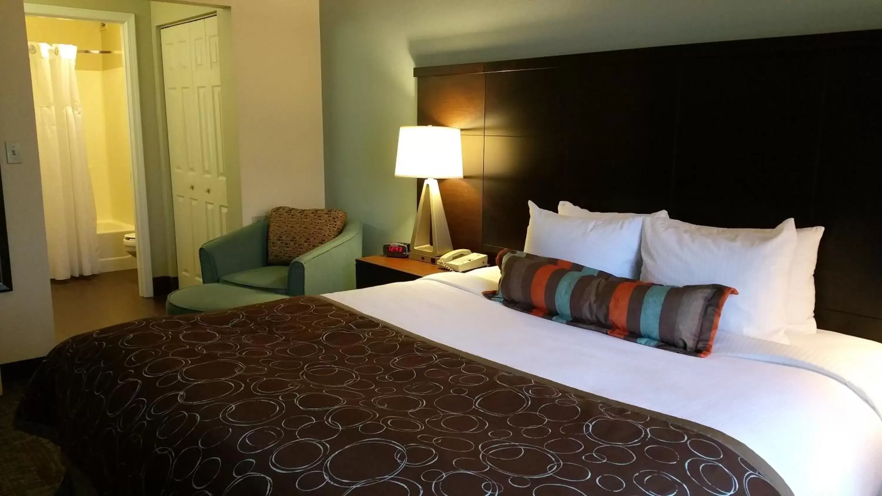Bed in Staybridge Suites Chicago-Oakbrook Terrace, an IHG Hotel