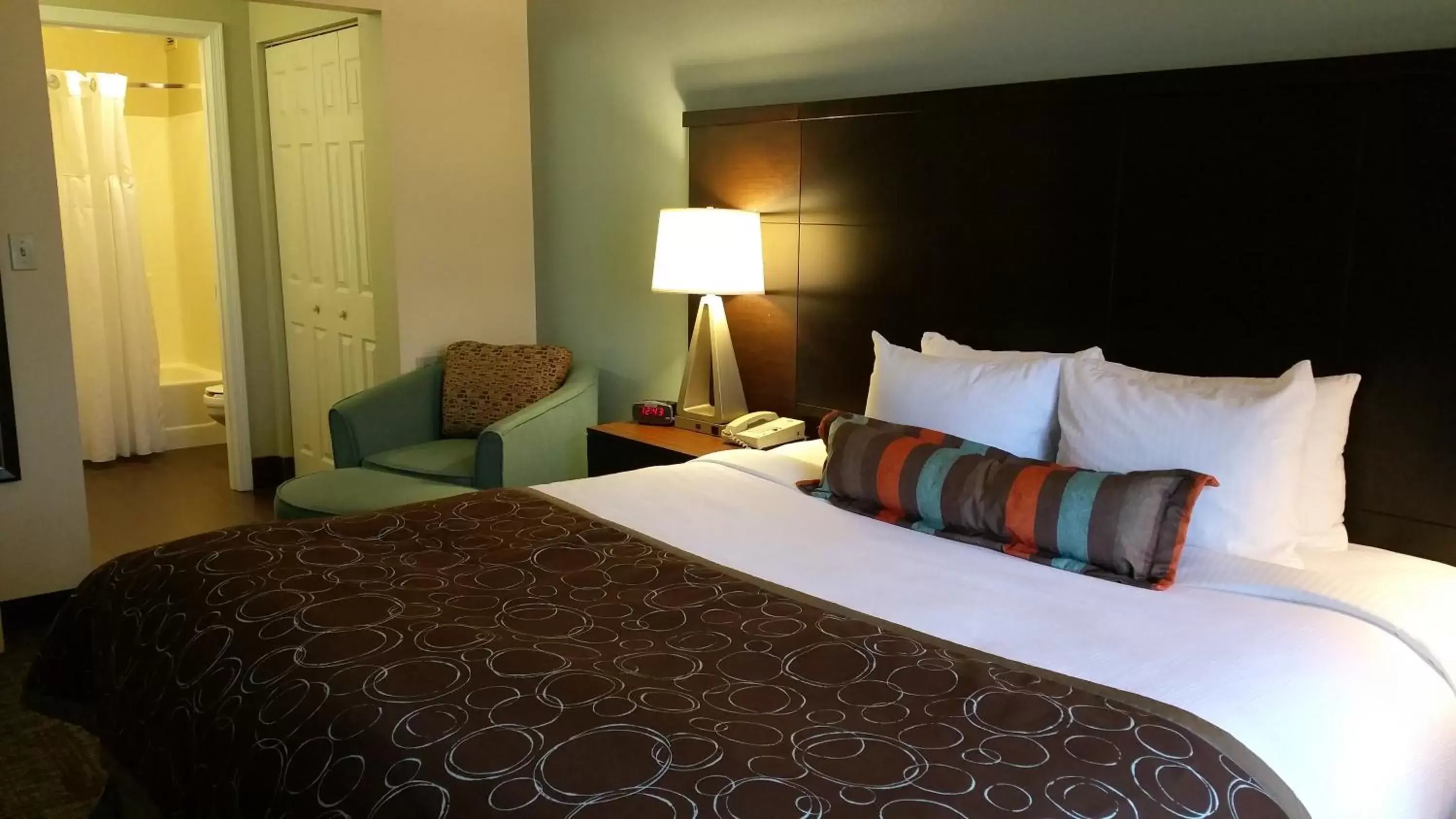Bed in Staybridge Suites Chicago-Oakbrook Terrace by IHG Bed in Staybridge Suites Chicago-Oakbrook Terrace by IHG