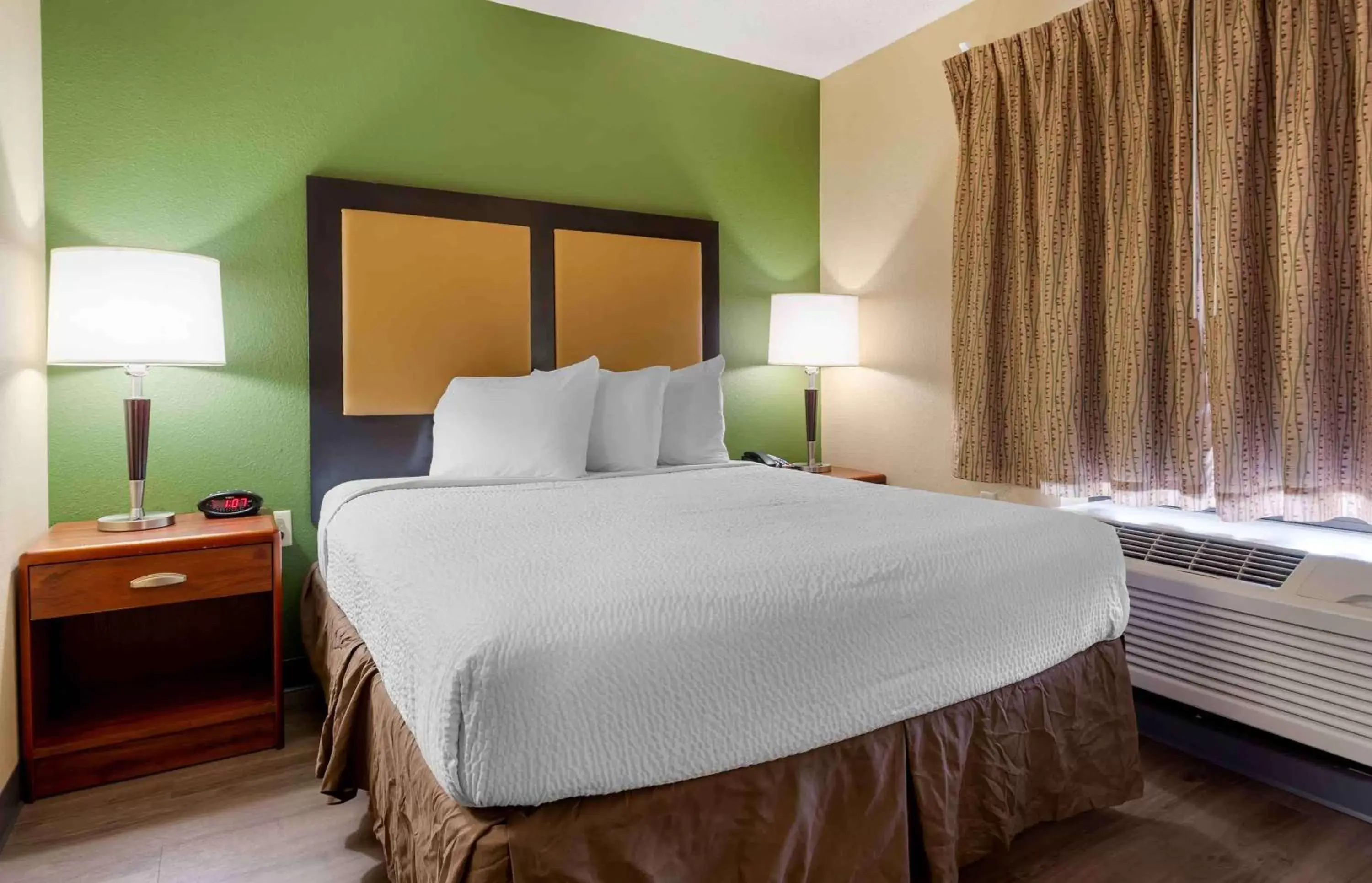 Bedroom, Bed in Extended Stay America Select Suites - South Bend - Mishawaka - South