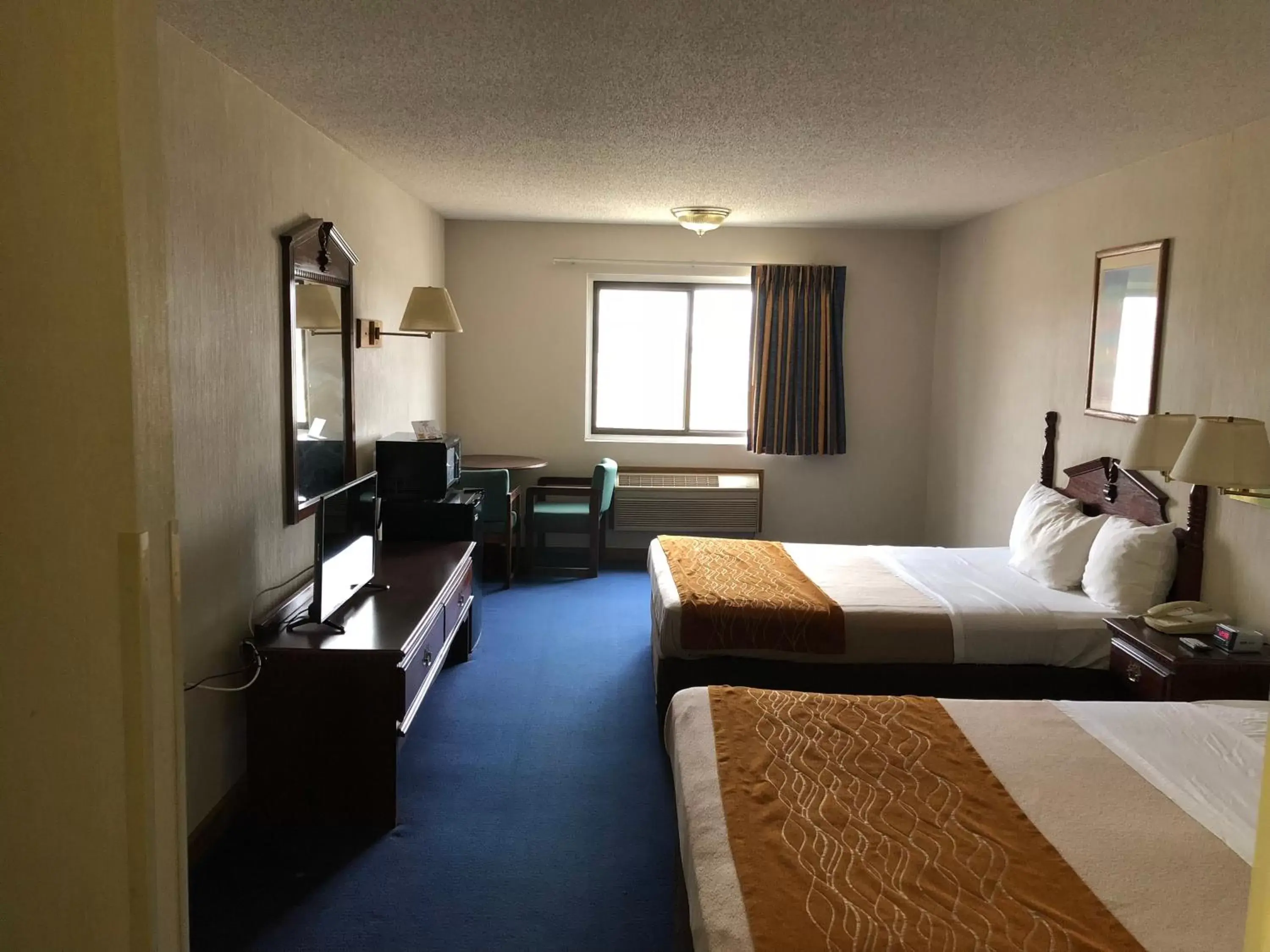 TV and multimedia in Denison Inn & Suites