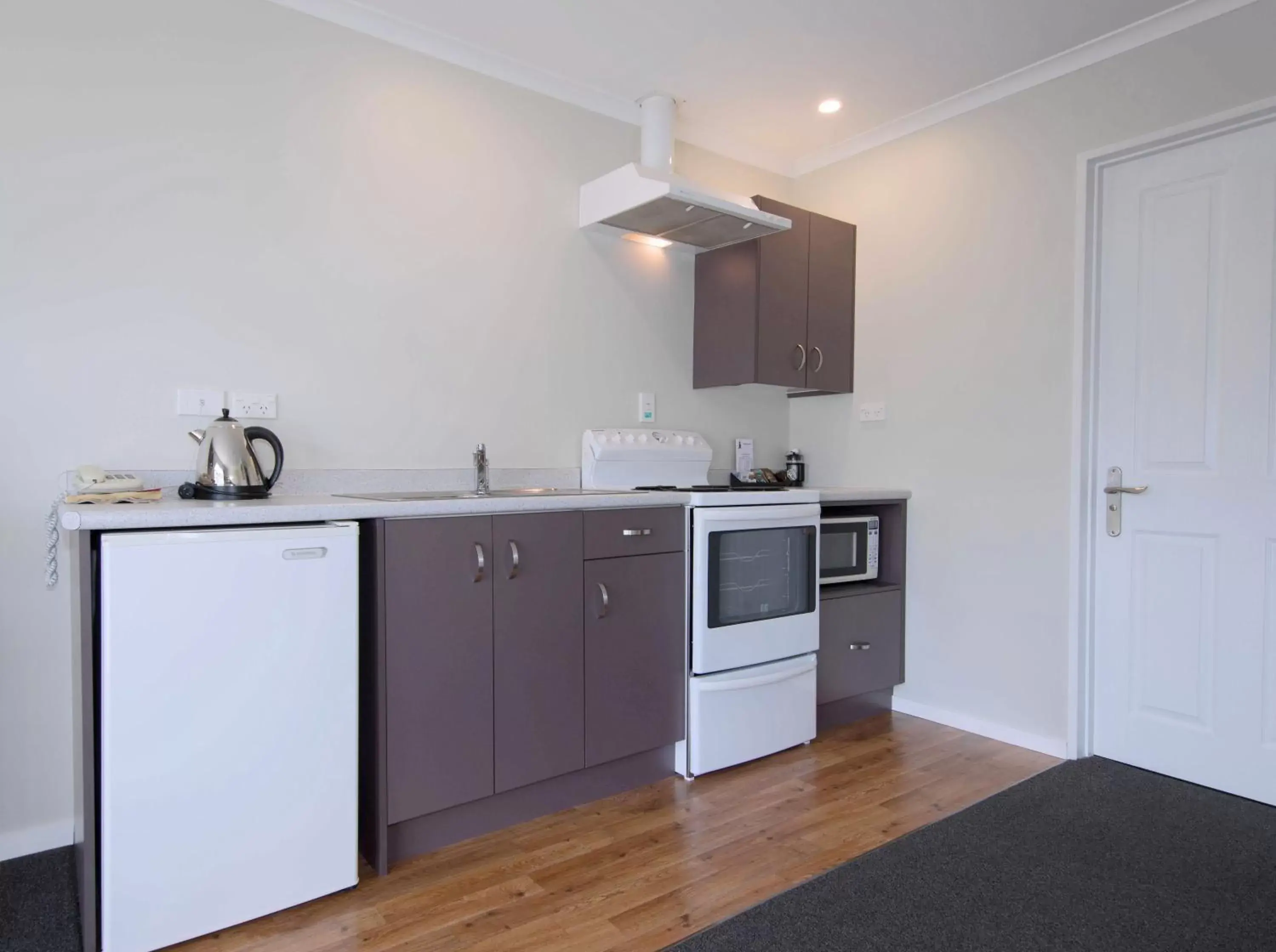 Kitchen or kitchenette, Kitchen/Kitchenette in Tower Lodge Motel