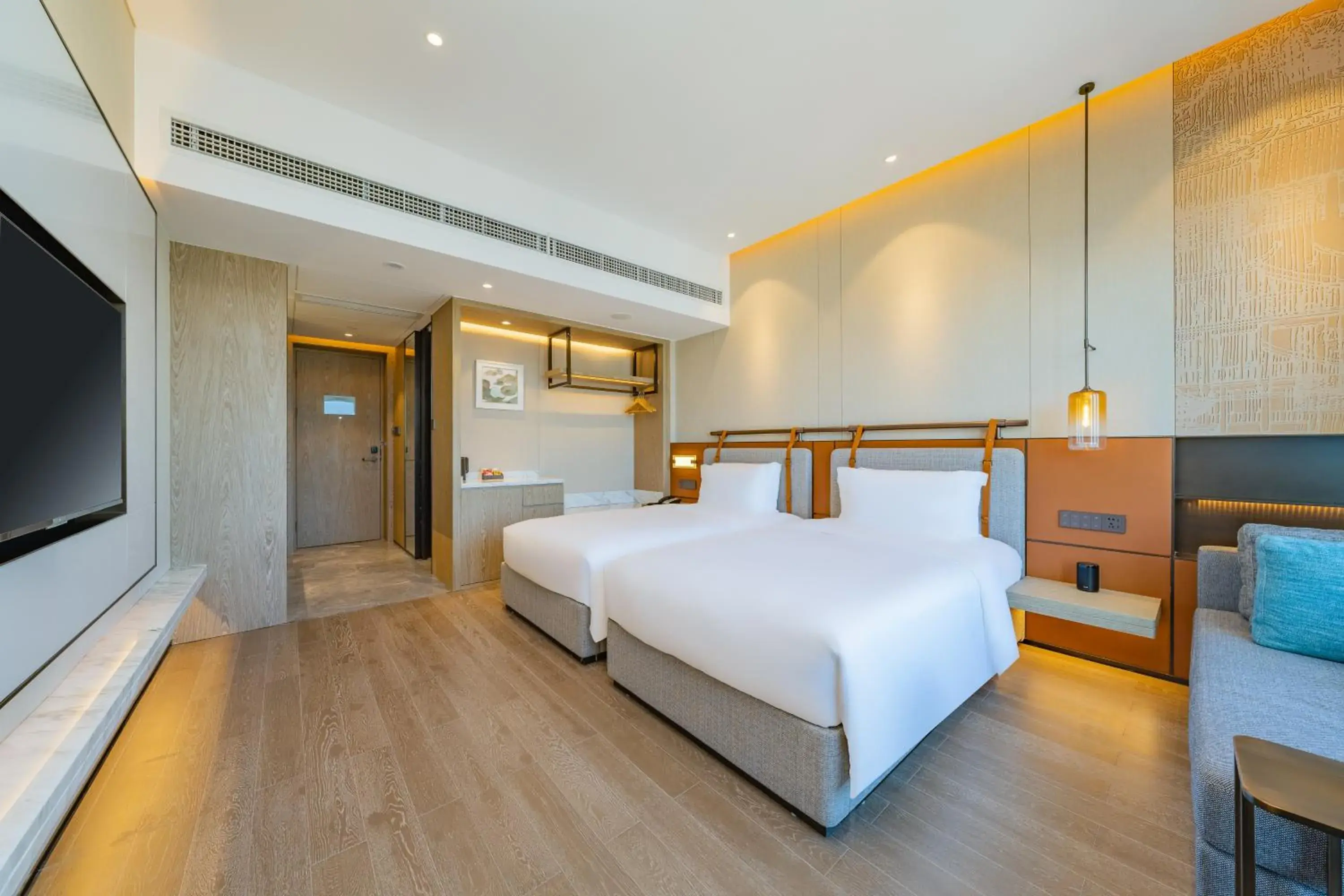 Bed in Holiday Inn Zhuhai City Center, an IHG Hotel