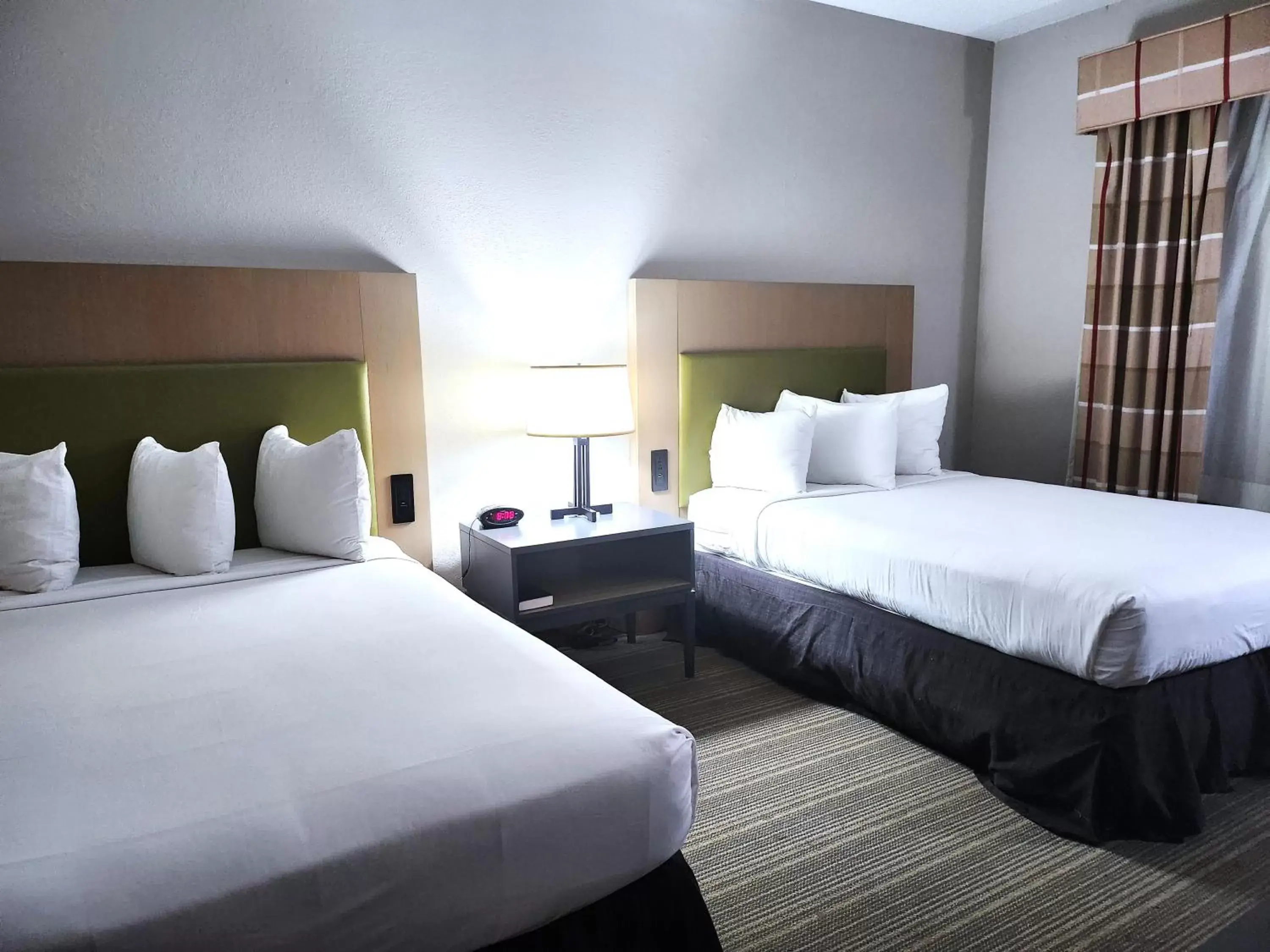 Room with Two Double Beds, Mobility Access Room and Bathtub with Grab Bars, Non-Smoking in Wingate by Wyndham Matthews - Charlotte Room with Two Double Beds, Mobility Access Room and Bathtub with Grab Bars, Non-Smoking in Wingate by Wyndham Matthews - Charlotte