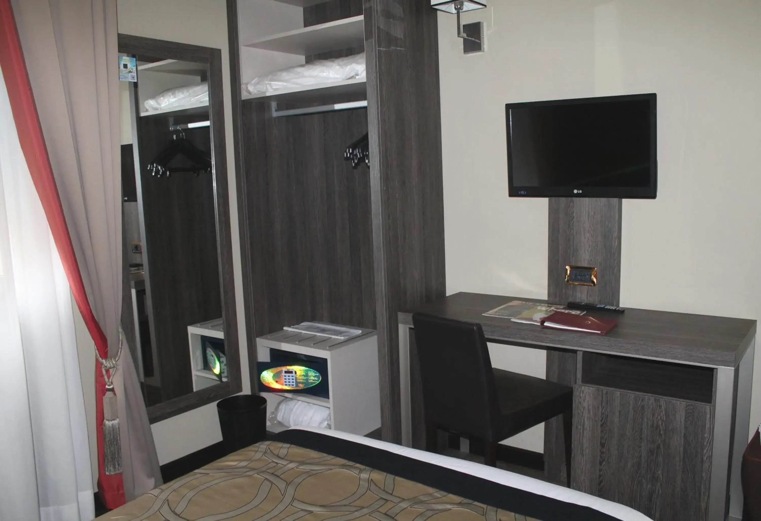 TV and multimedia, TV/Entertainment Center in Hotel Mozart