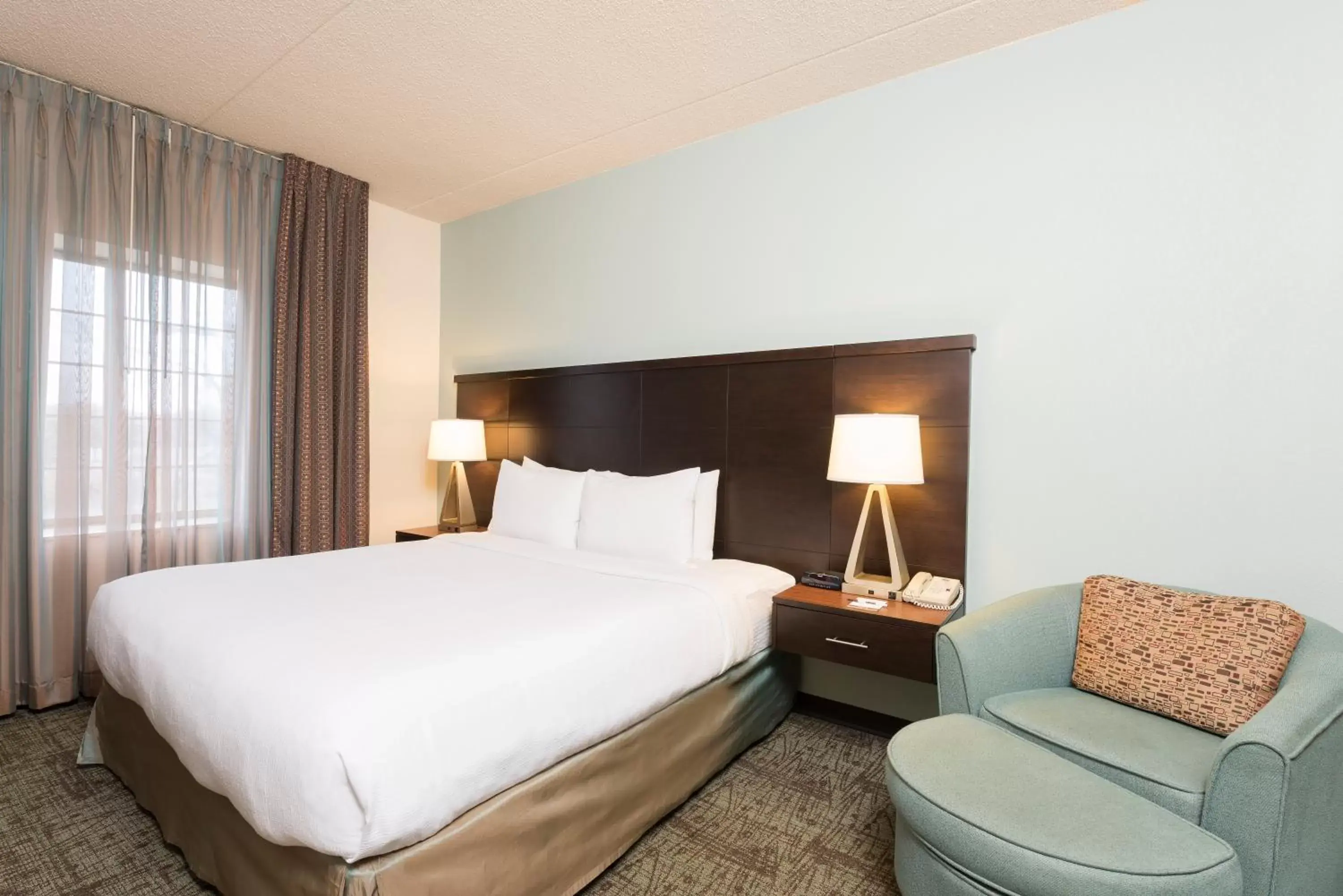 Photo of the whole room, Bed in Staybridge Suites Chicago-Oakbrook Terrace, an IHG Hotel