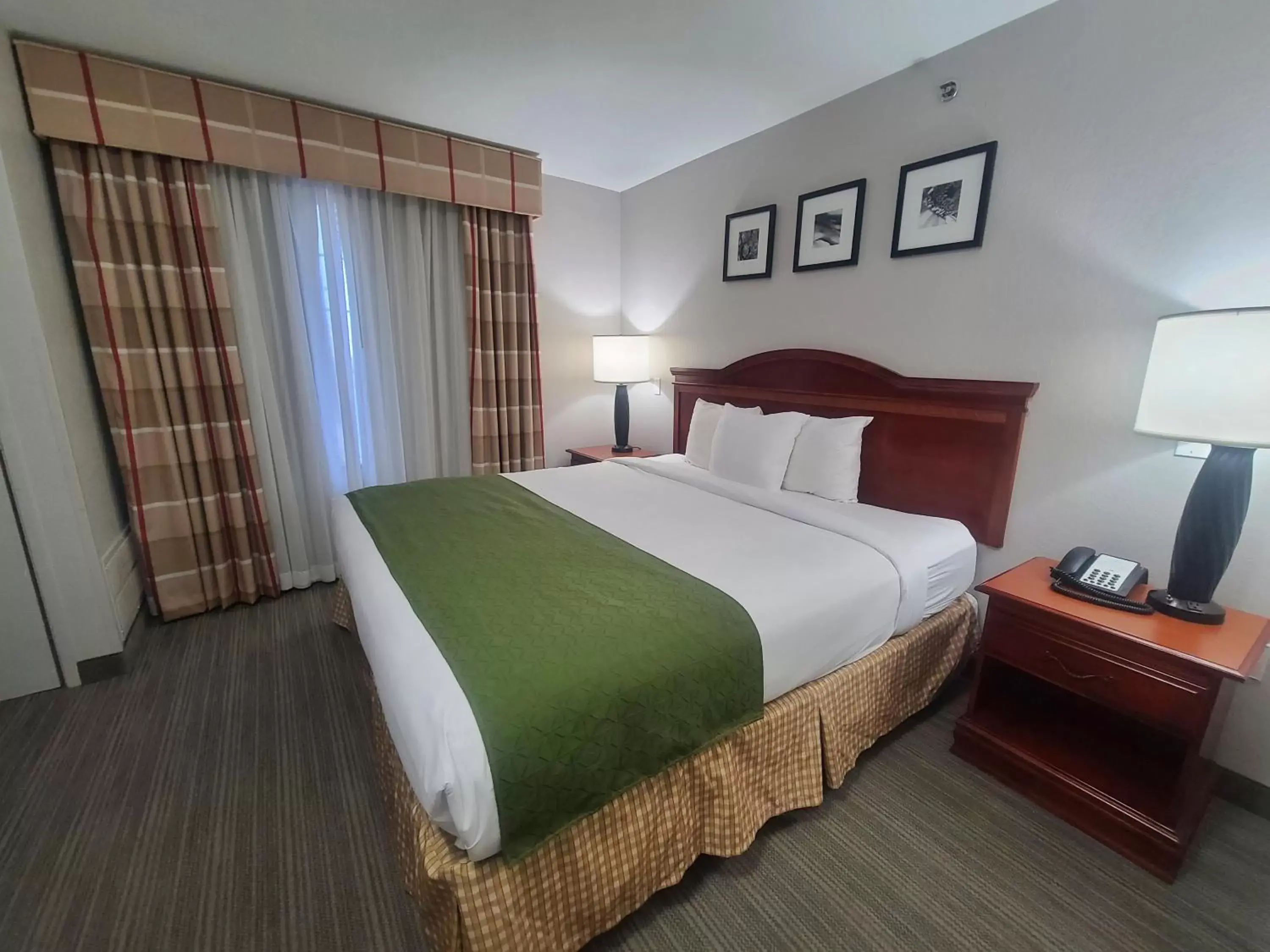 Bedroom in Country Inn & Suites by Radisson, Paducah, KY