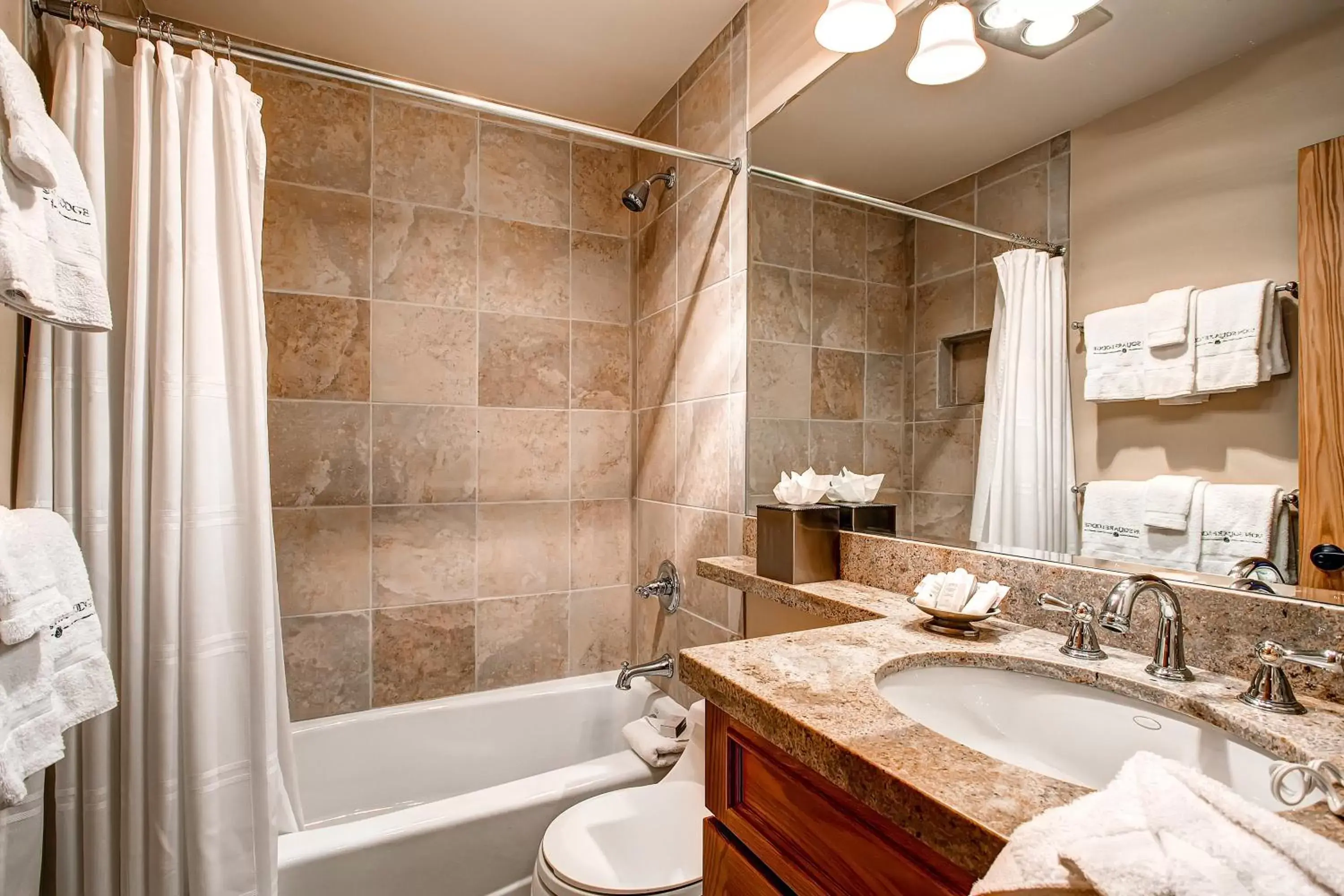 Shower, Bathroom in Lion Square Lodge