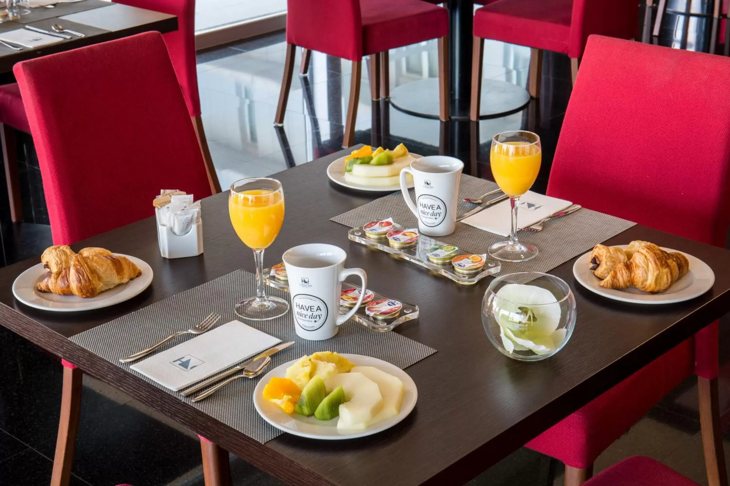 Lounge or bar, Breakfast in Eurostars Rey Fernando