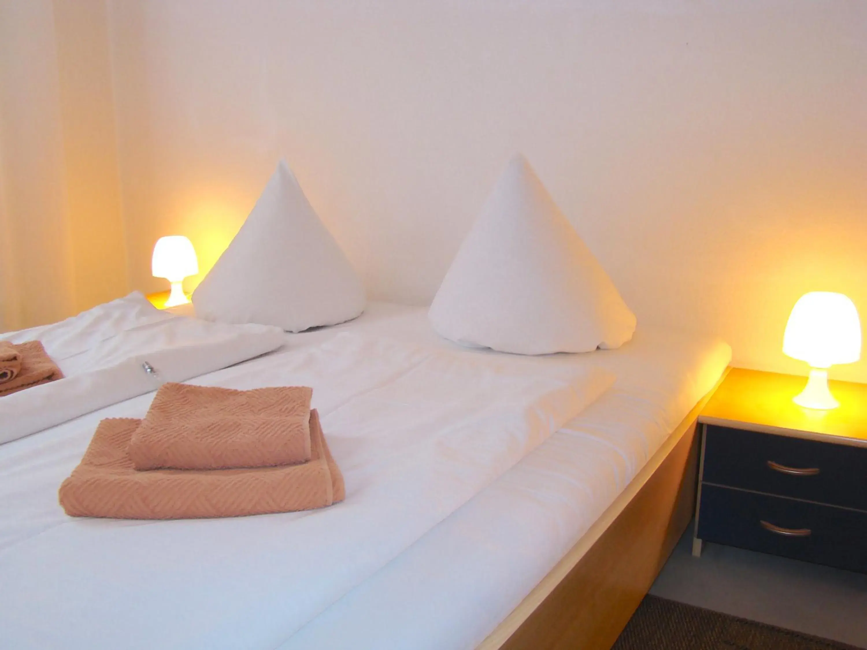 Bedroom, Bed in BNB near Brandenburg Gate - Rooms & Apartments