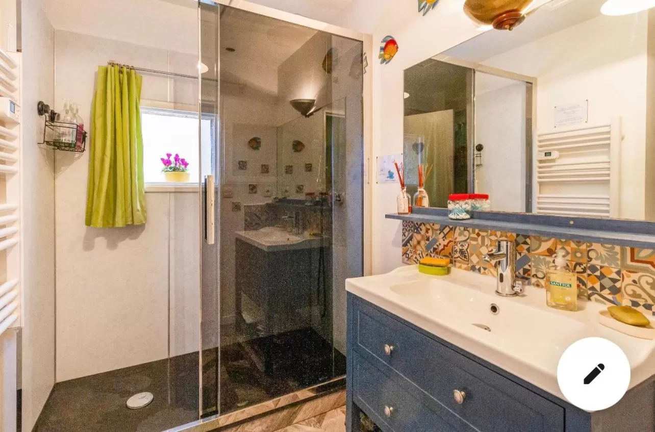 Bathroom in 2 CHAMBRES B&B PRÈS DE L'AÉROPORT ET DU MEETT