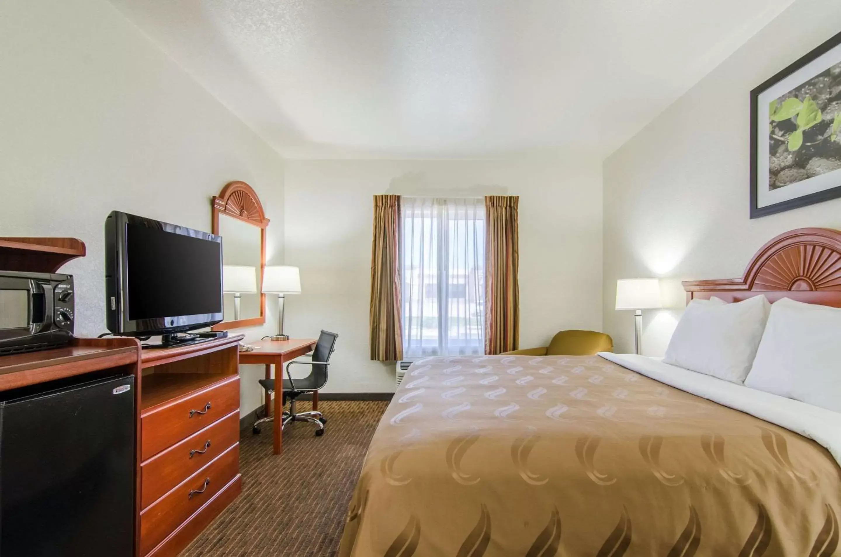 Photo of the whole room, Bed in Quality Inn Junction City near Fort Riley