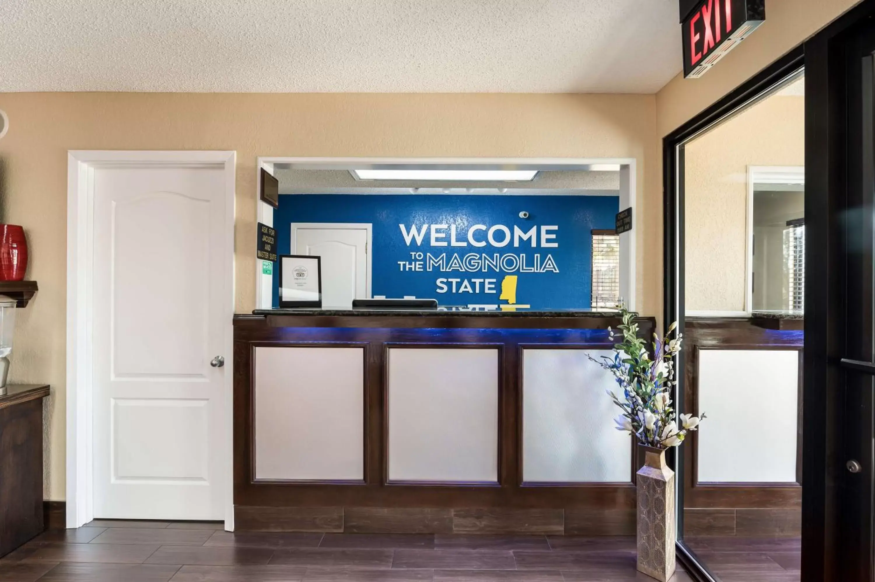 Lobby or reception, TV/Entertainment Center in SureStay Hotel by Best Western Meridian