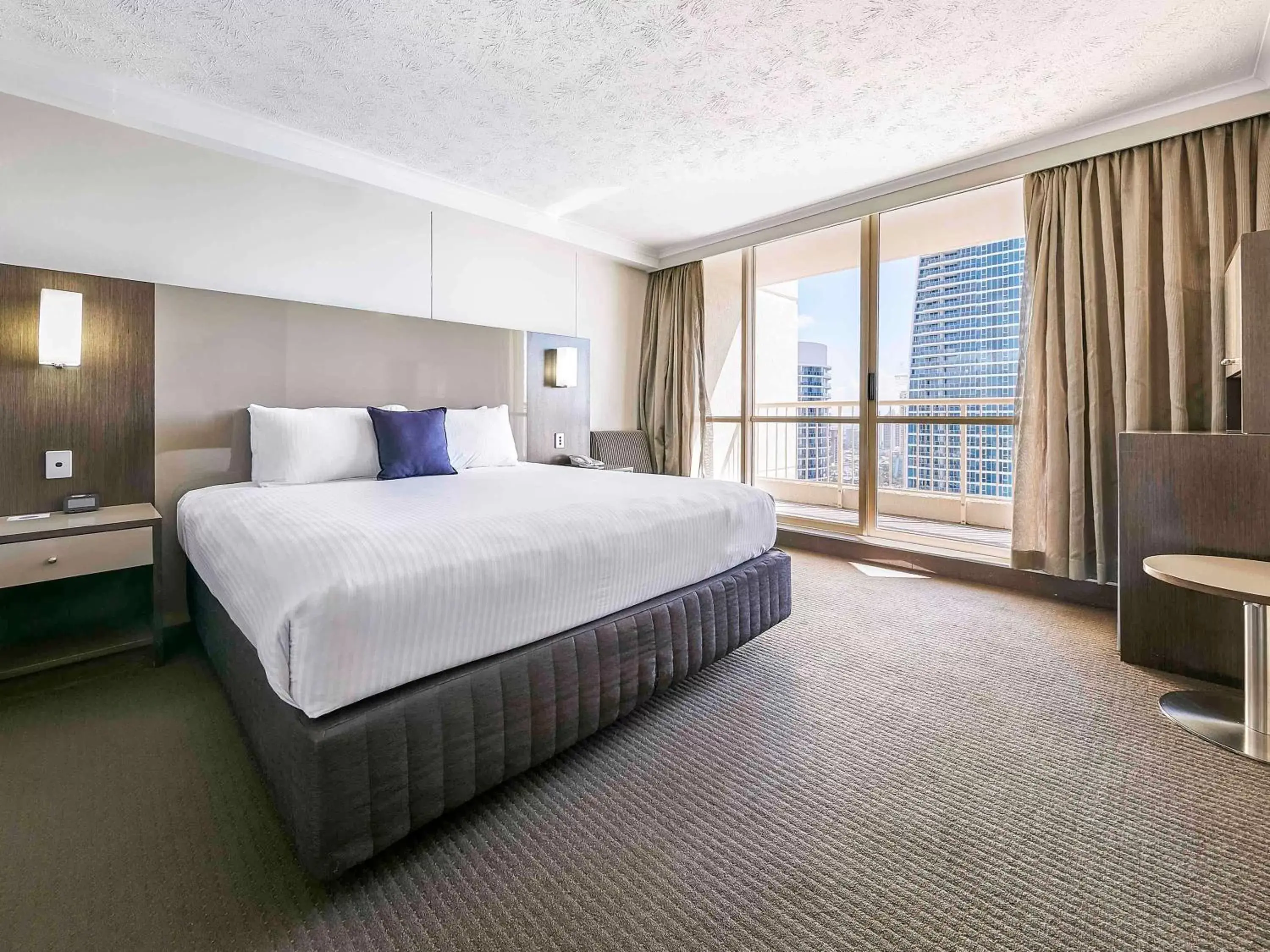Bedroom, Bed in Novotel Surfers Paradise