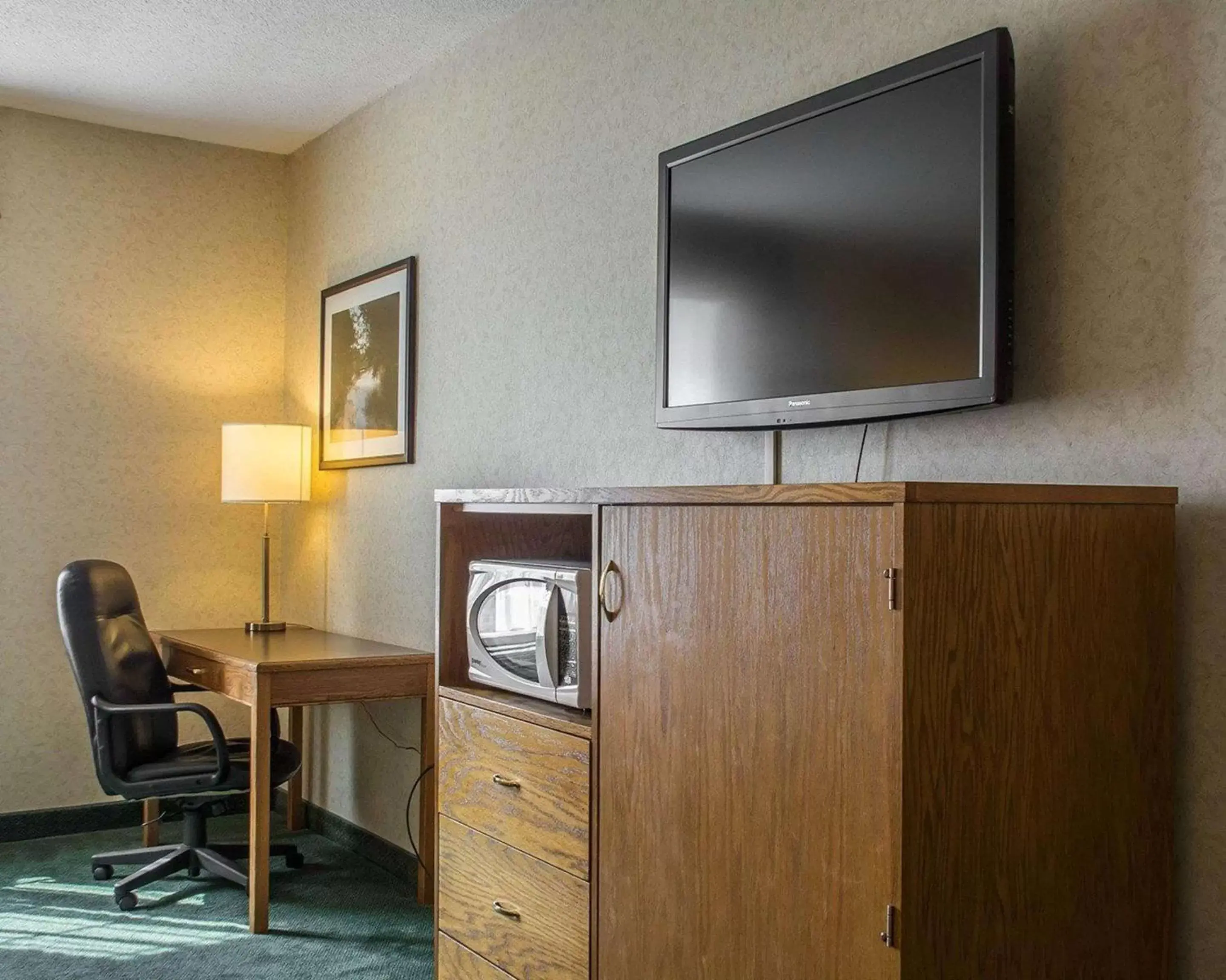 Bedroom, TV/Entertainment Center in Quality Hotel & Suites Woodstock