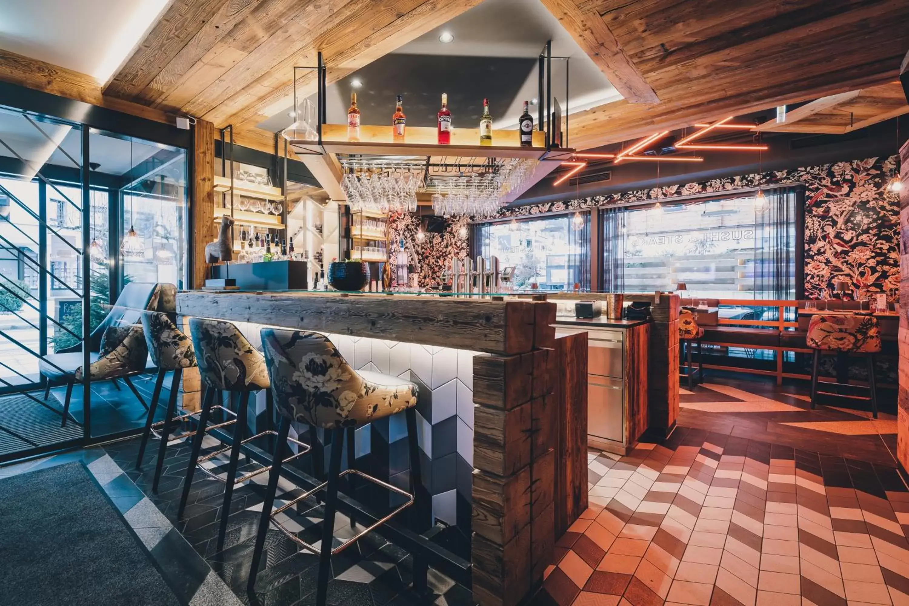 Lounge or bar in 24 by AvenidA Hotel & Residences Kaprun