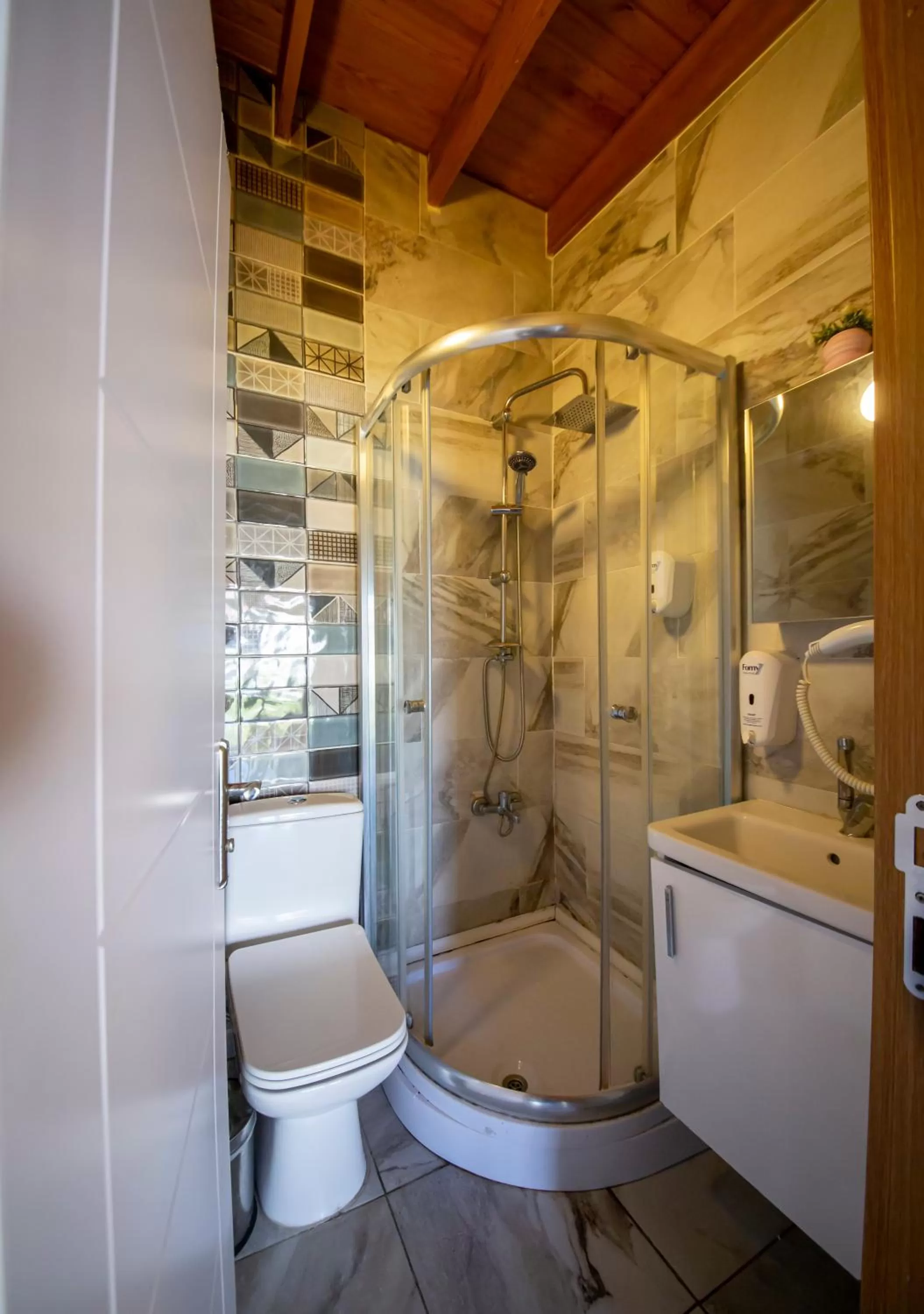 Shower, Bathroom in Royal Palace Hotel