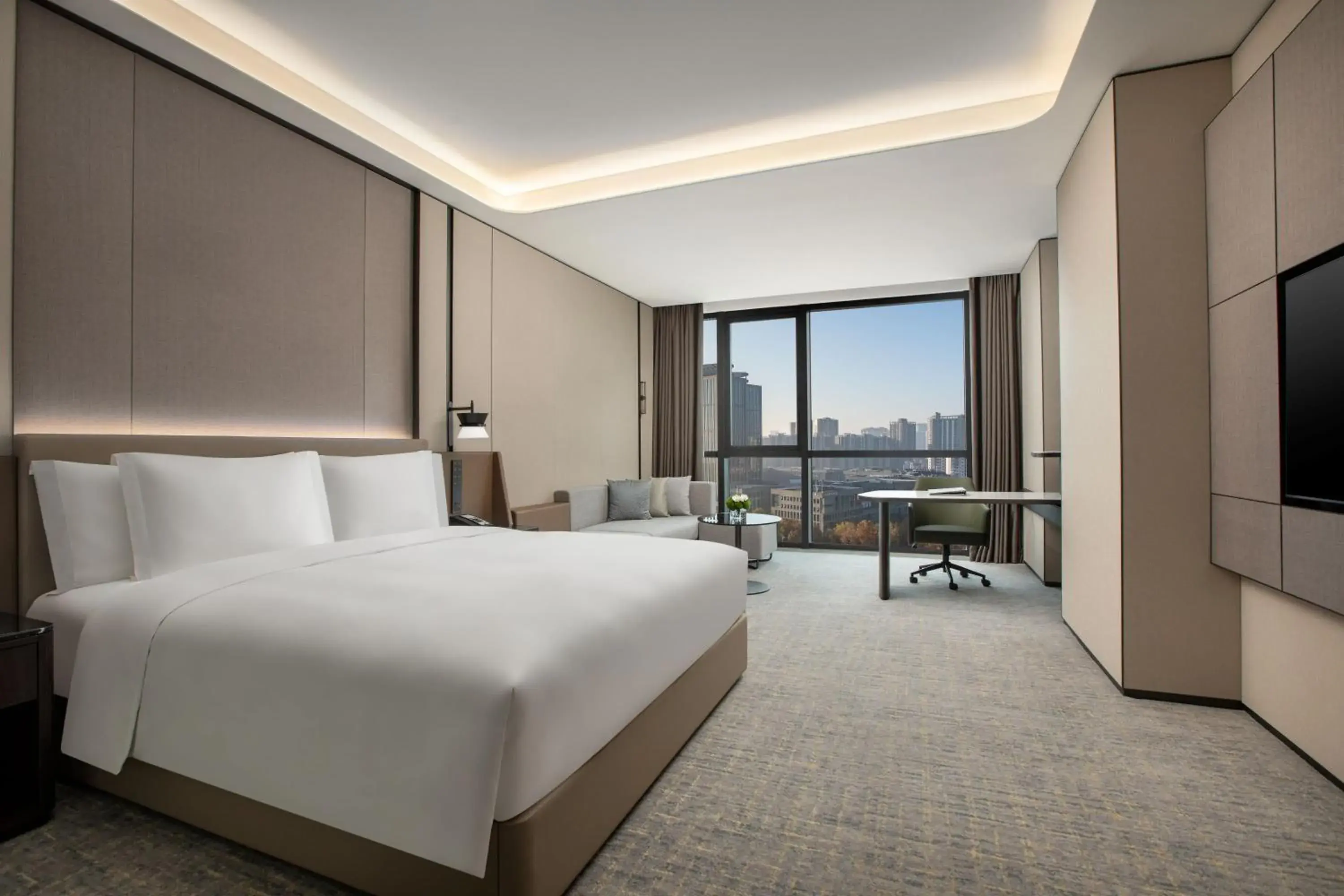 Photo of the whole room, Bed in Crowne Plaza Zhengzhou High Tech Zone, an IHG Hotel