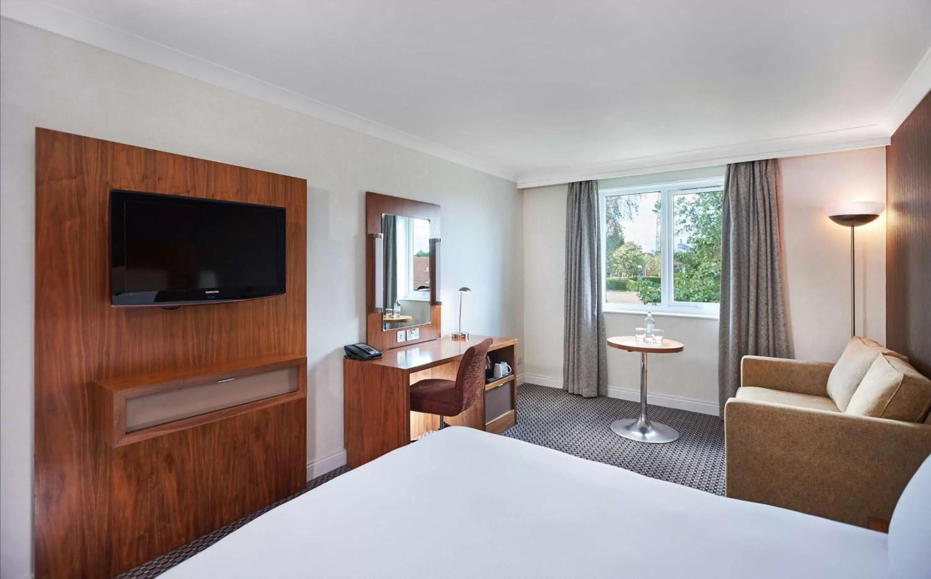 Bedroom, TV/Entertainment Center in DoubleTree by Hilton Bristol North