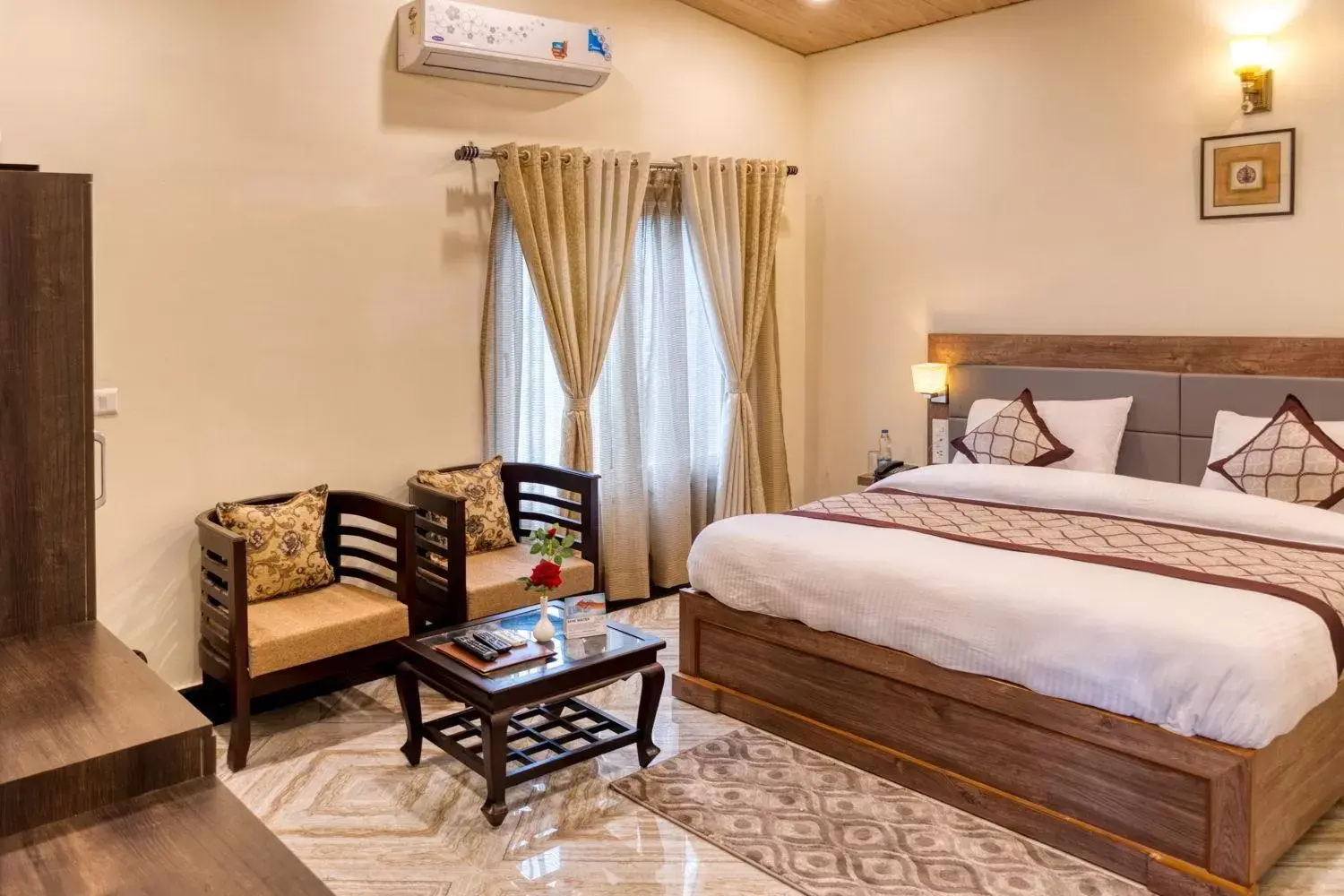 Photo of the whole room in The Walnut Creek Photo of the whole room in The Walnut Creek