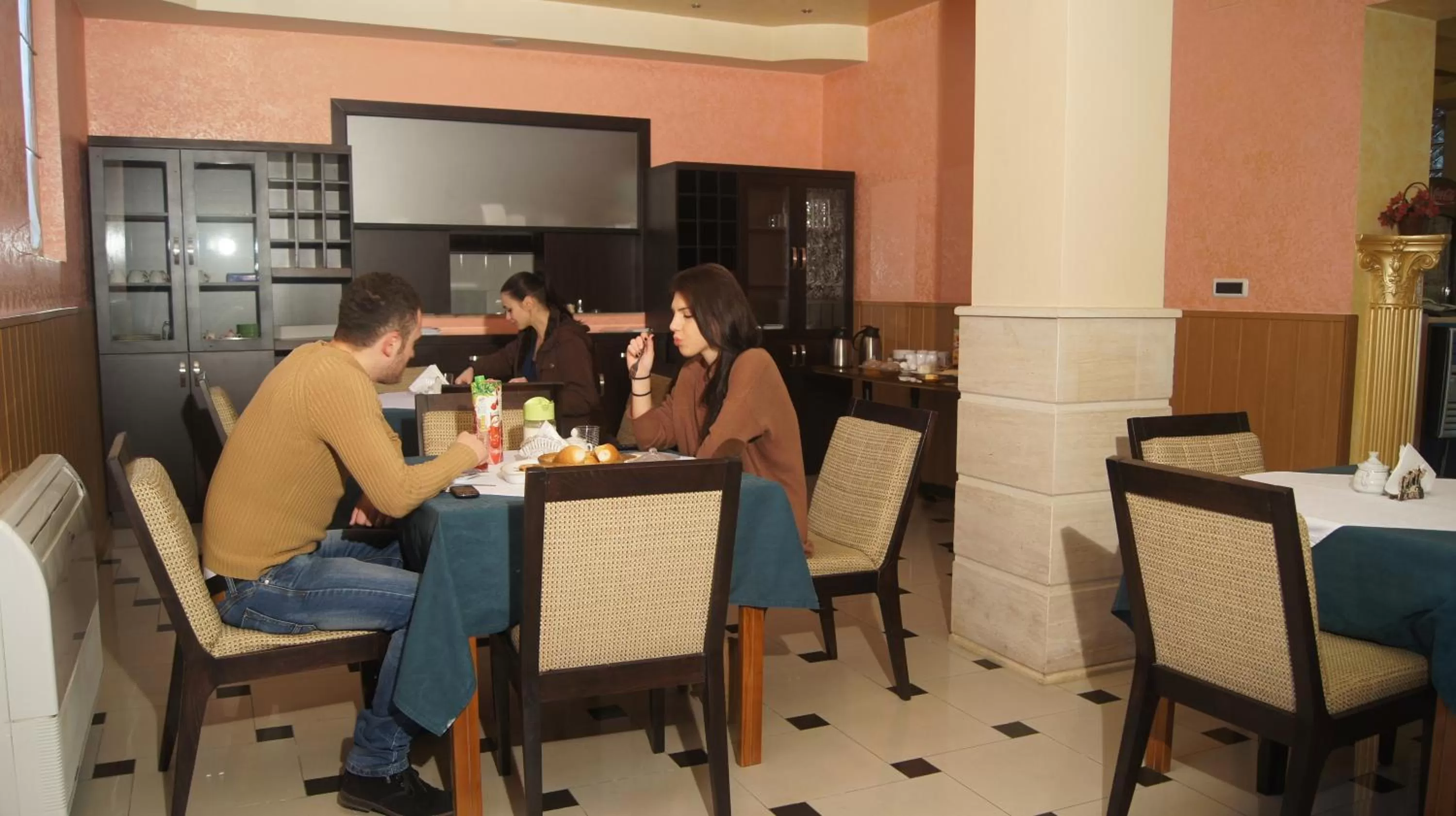 Restaurant/places to eat in Bristol Hotel Tirana