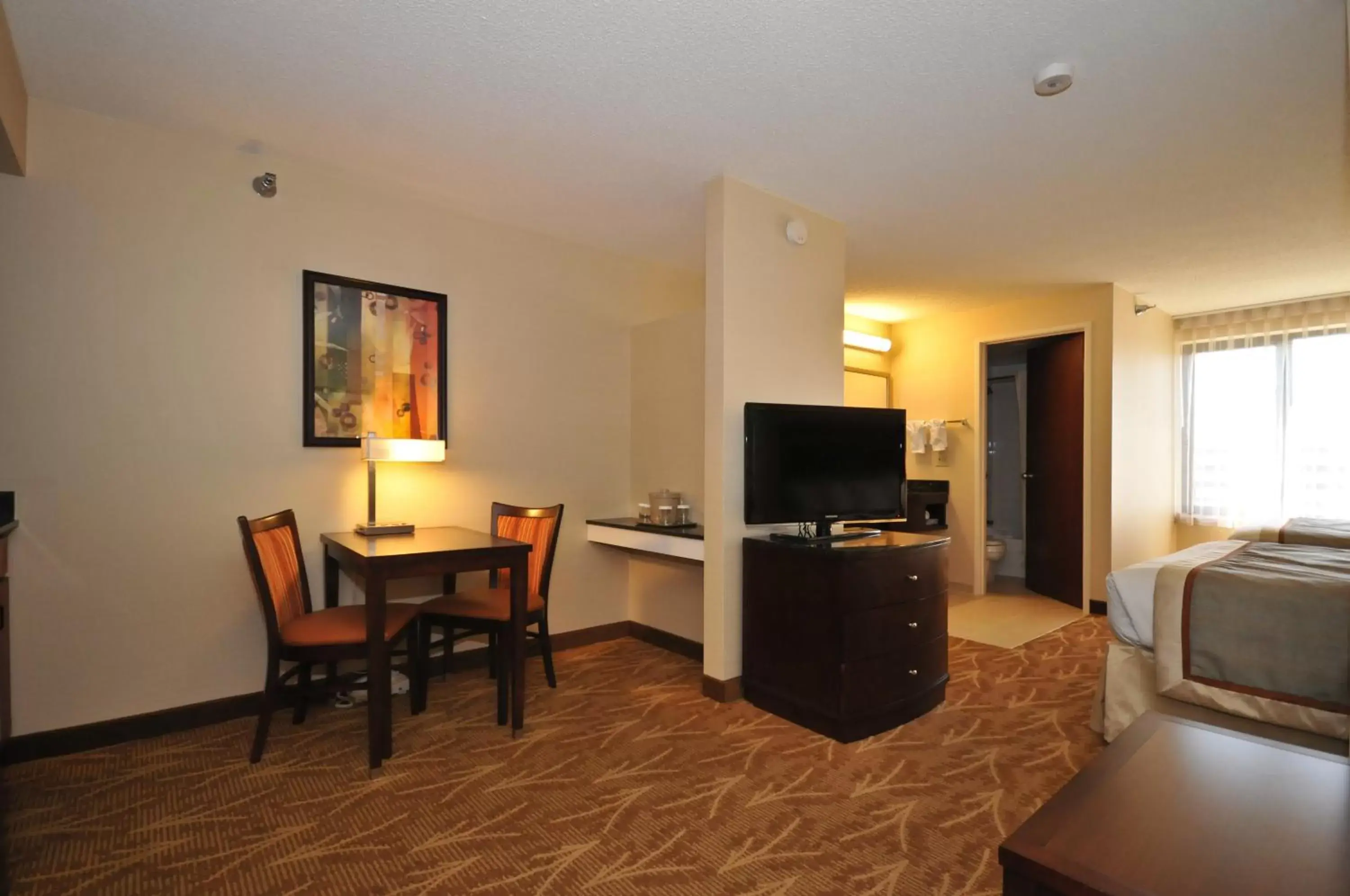 Bedroom, TV/Entertainment Center in Kahler Inn and Suites