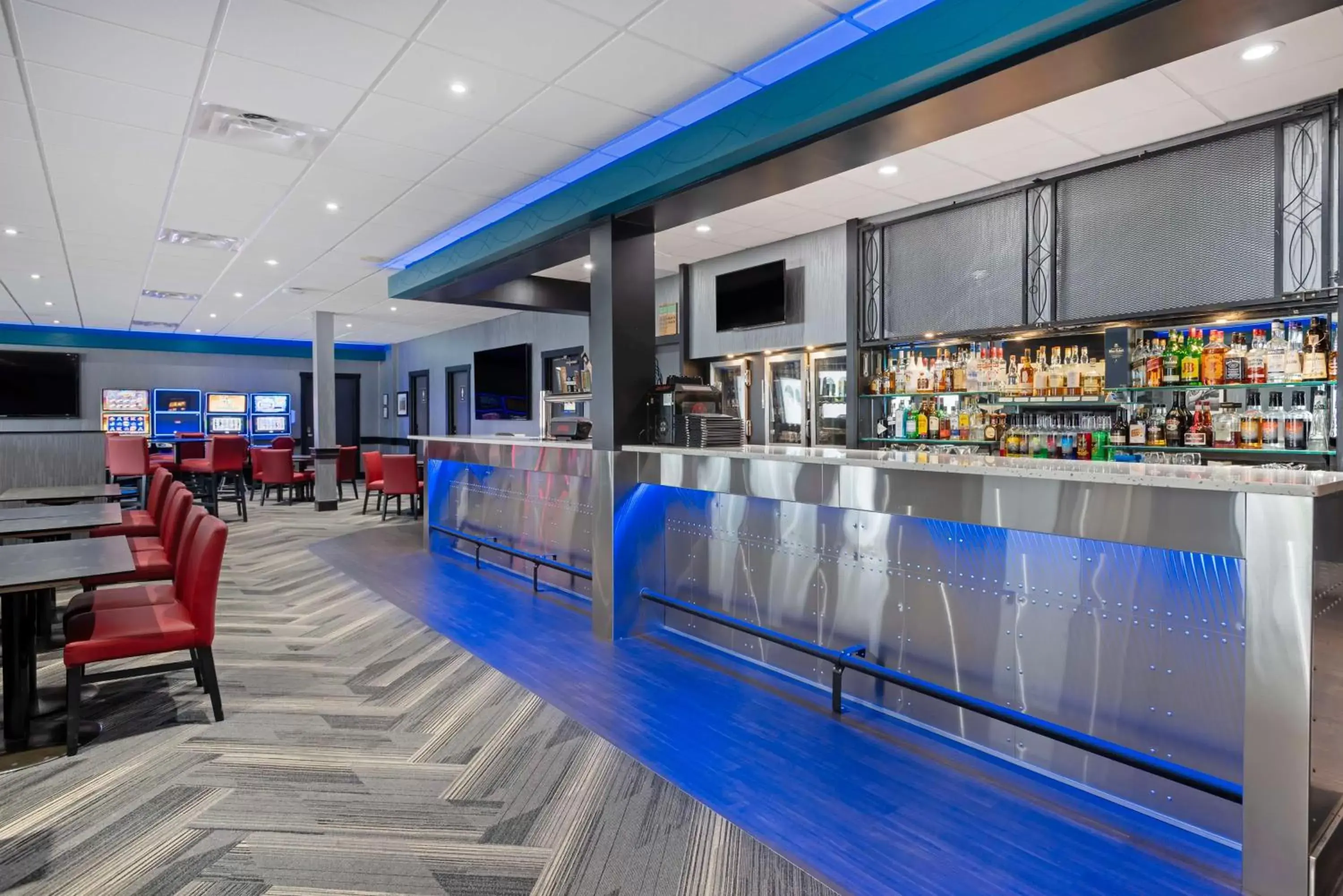 Lounge or bar, Swimming Pool in Best Western PLUS Port O'Call Hotel