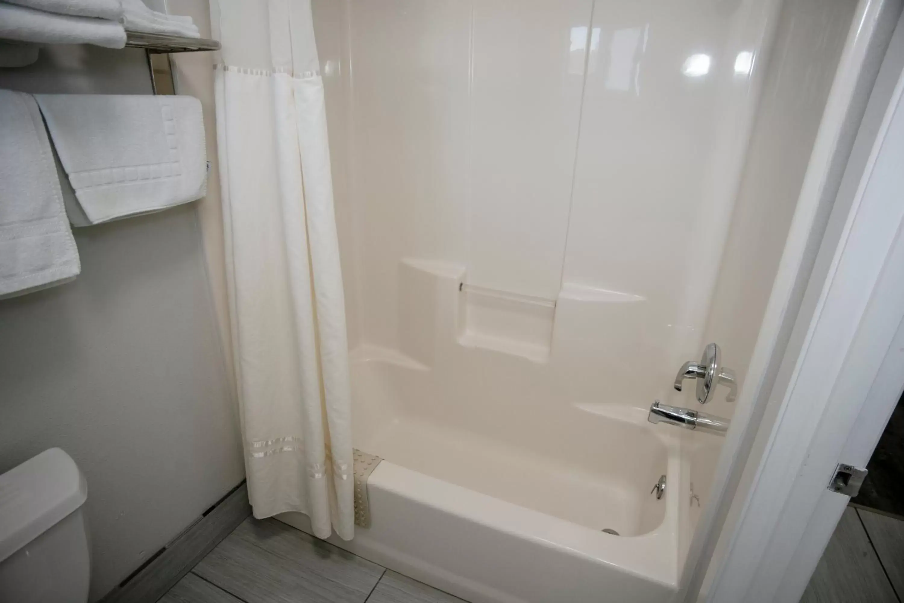 Bathroom in Anchor Beach Inn