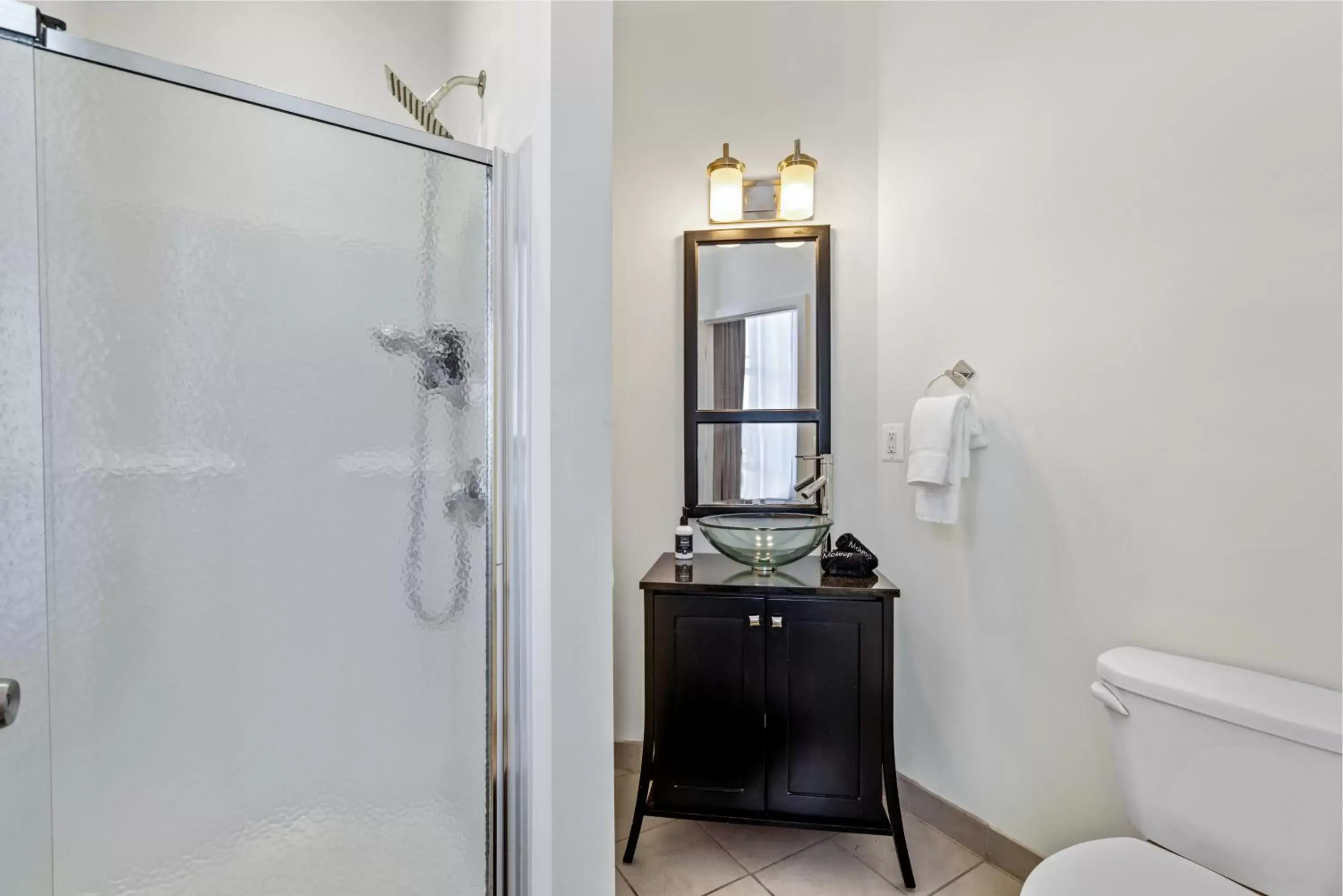 Shower, TV/Entertainment Center in Brexton Hotel