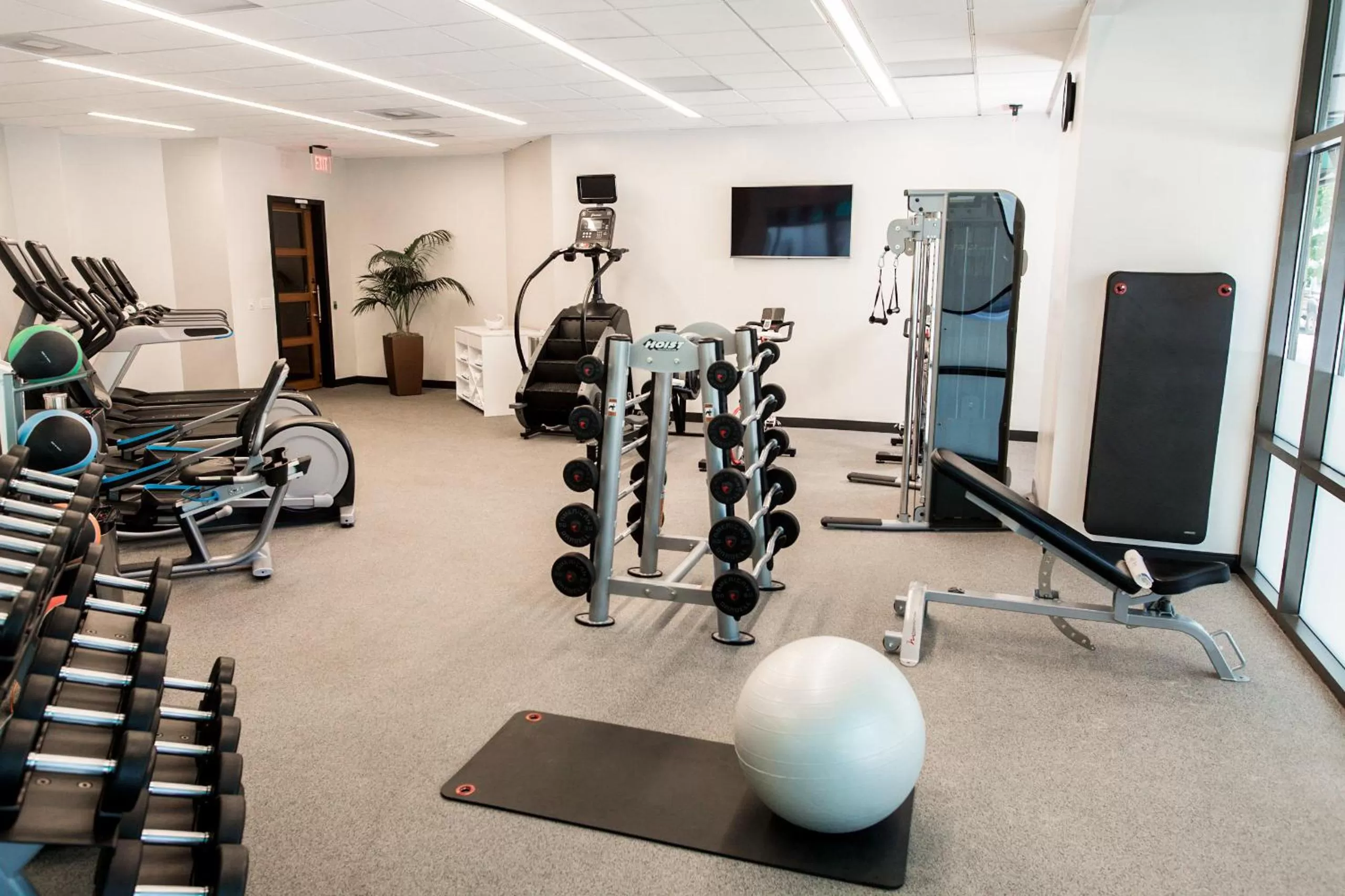 Fitness centre/facilities in Omni Richmond Hotel