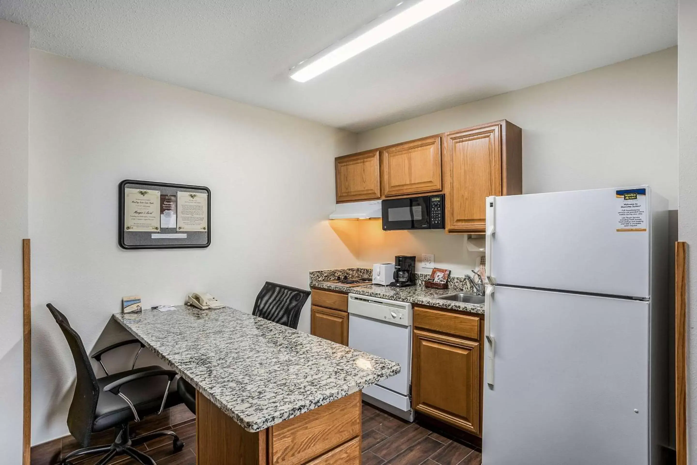 Photo of the whole room, Kitchen/Kitchenette in MainStay Suites Cedar Rapids North - Marion