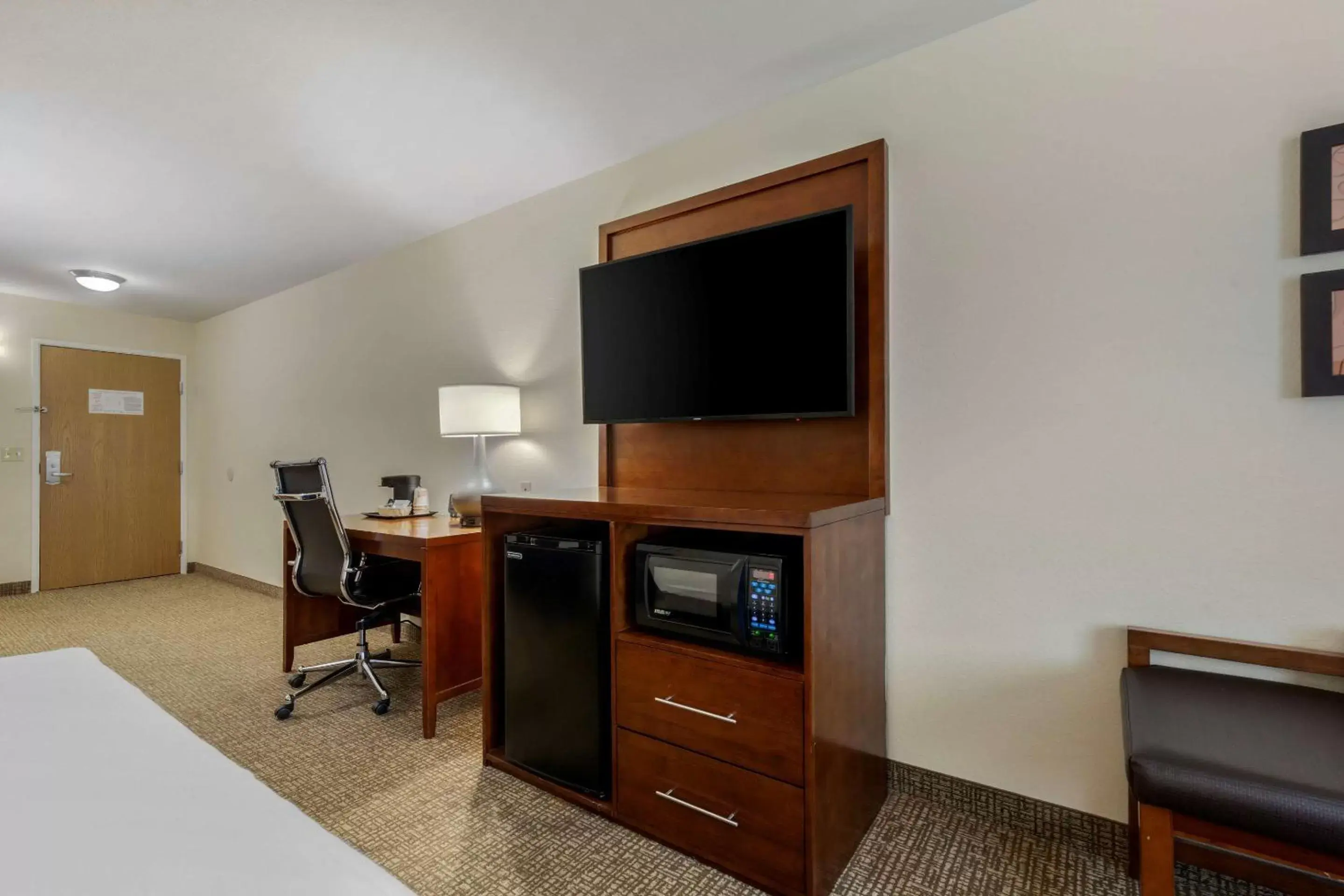 TV and multimedia, TV/Entertainment Center in Comfort Suites Johnson Creek Conference