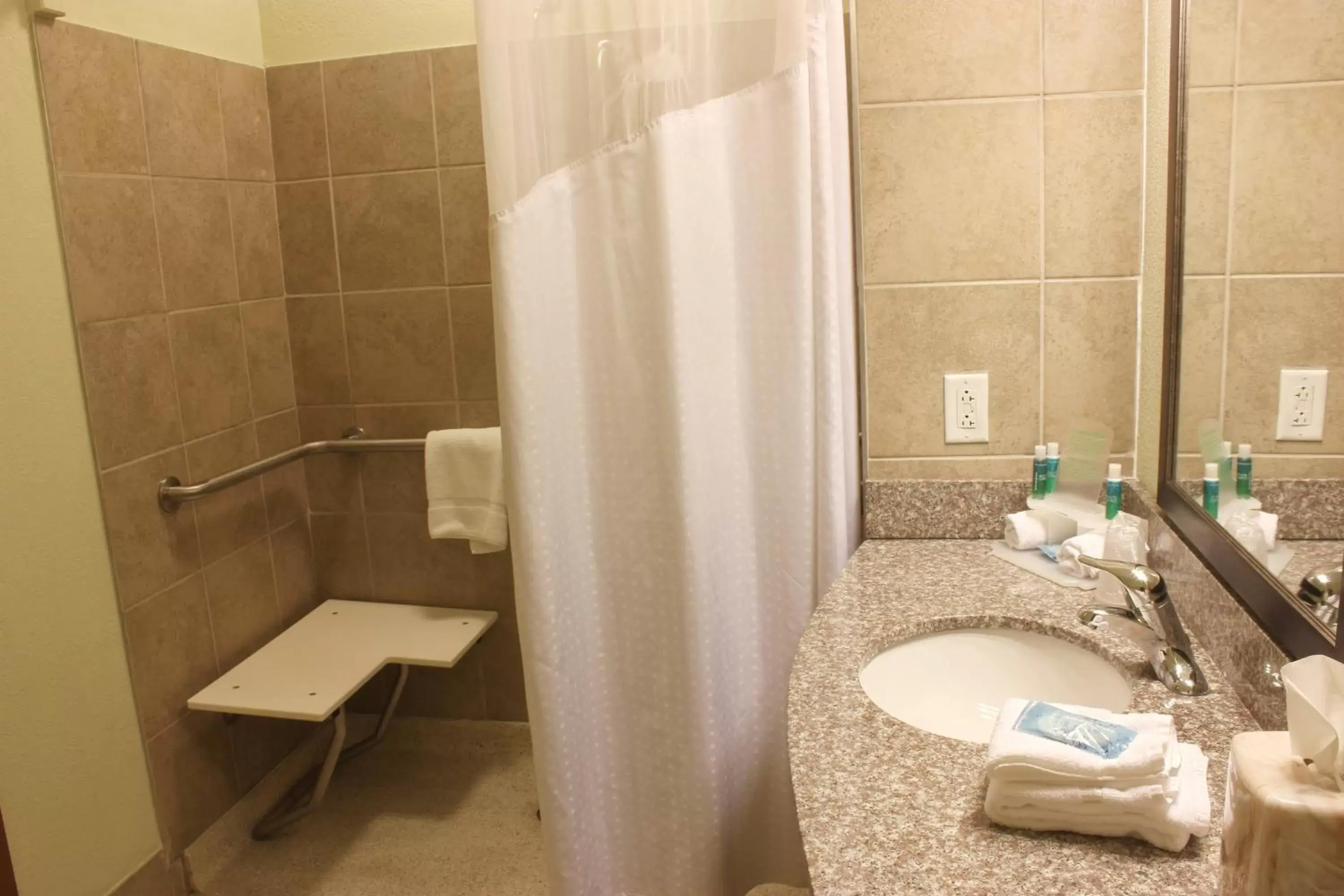 Photo of the whole room, Bathroom in Holiday Inn Express & Suites Lebanon, an IHG Hotel