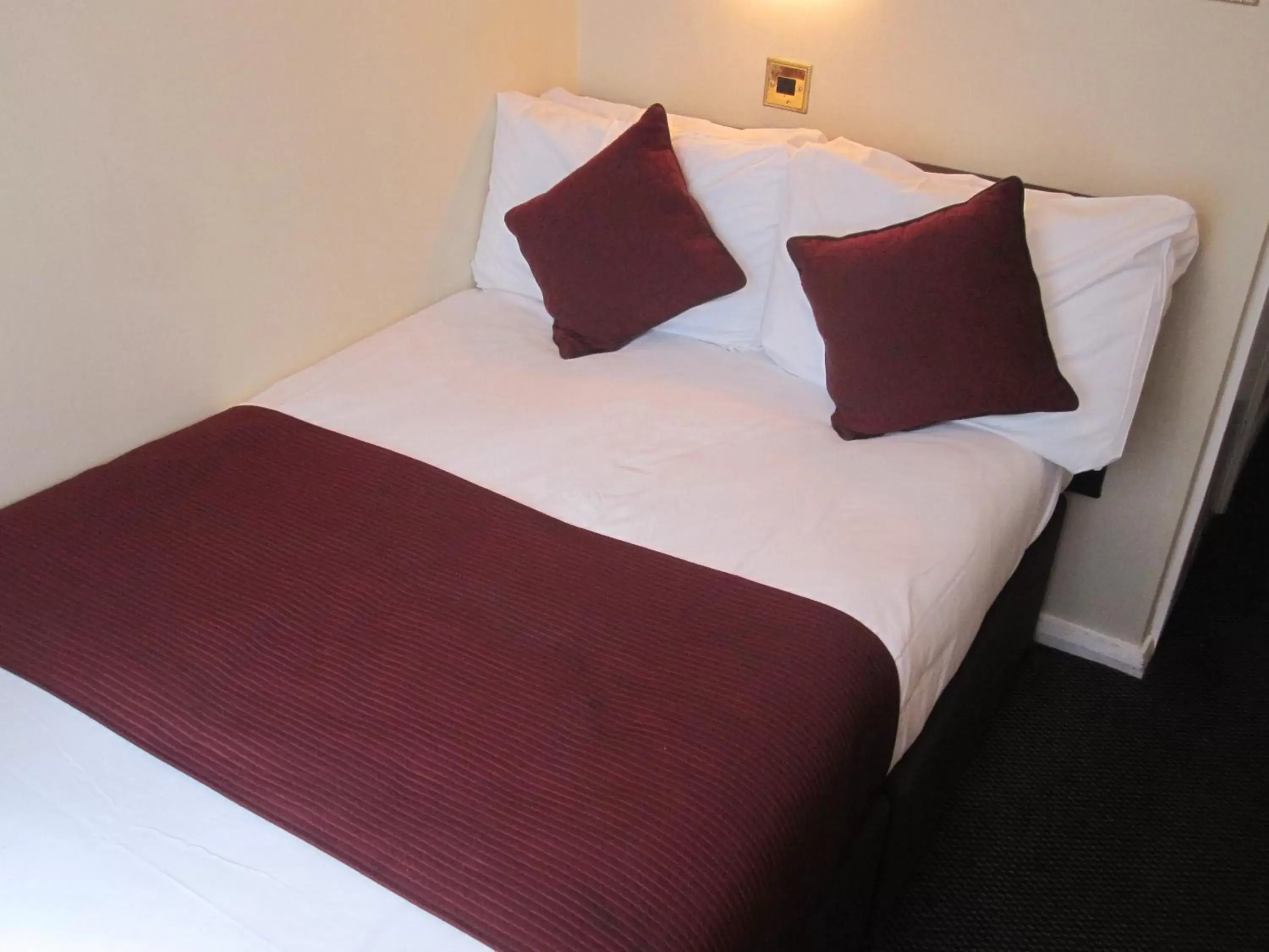 Bed in Mabledon Court Hotel