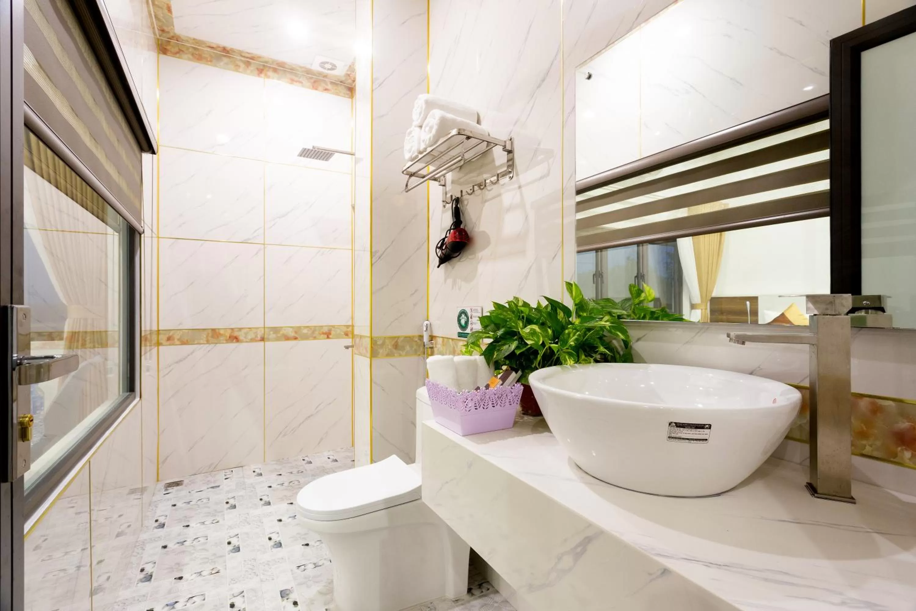 Shower in TAM COC SUNSHINE HOTEL