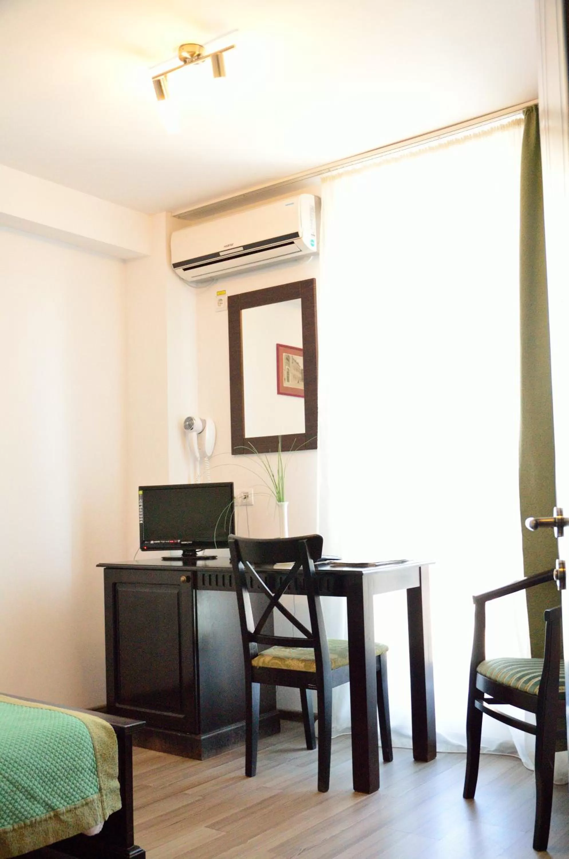 Photo of the whole room in Hotel Belleville