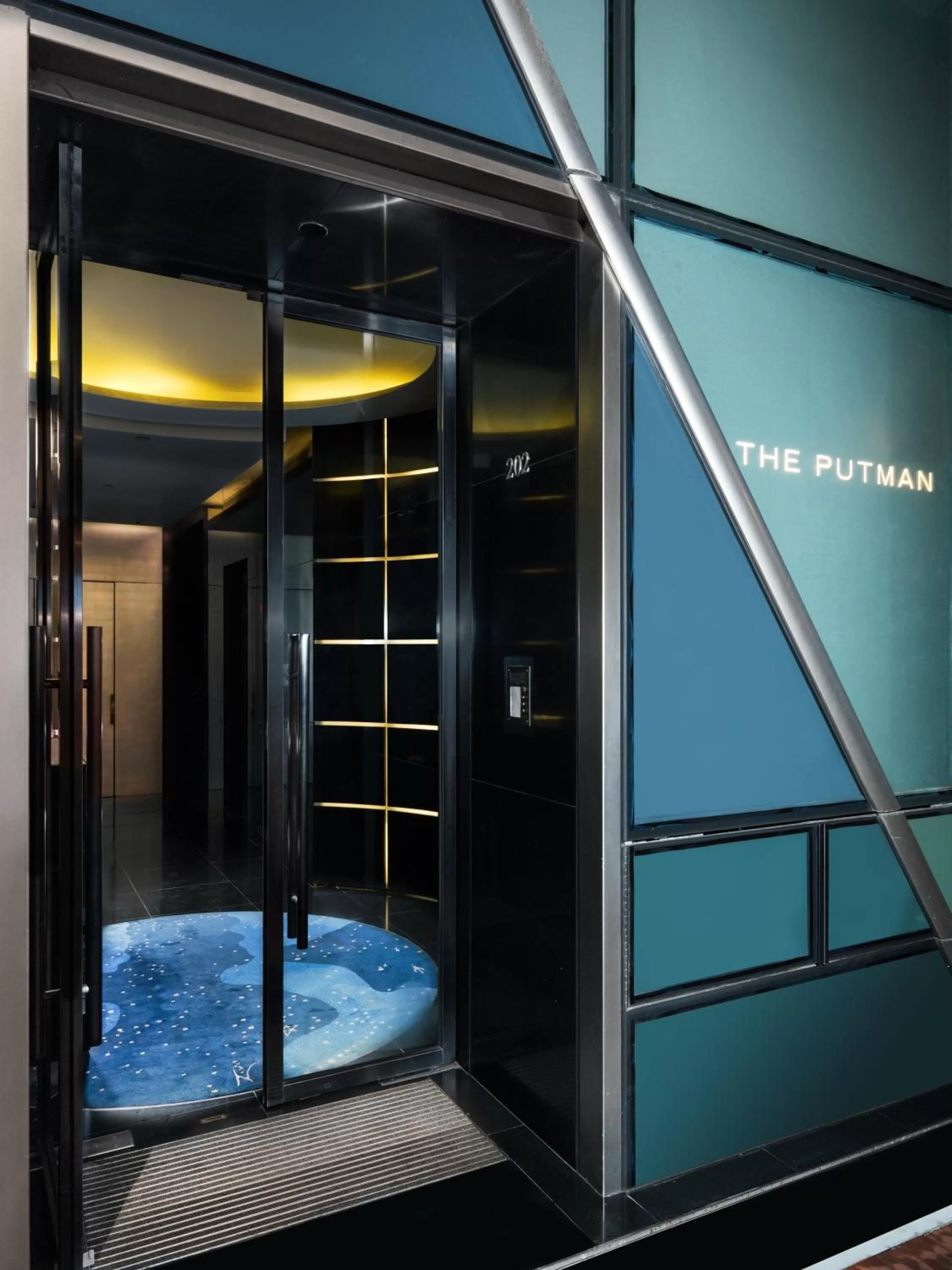 Facade/entrance, Bed in The Putman