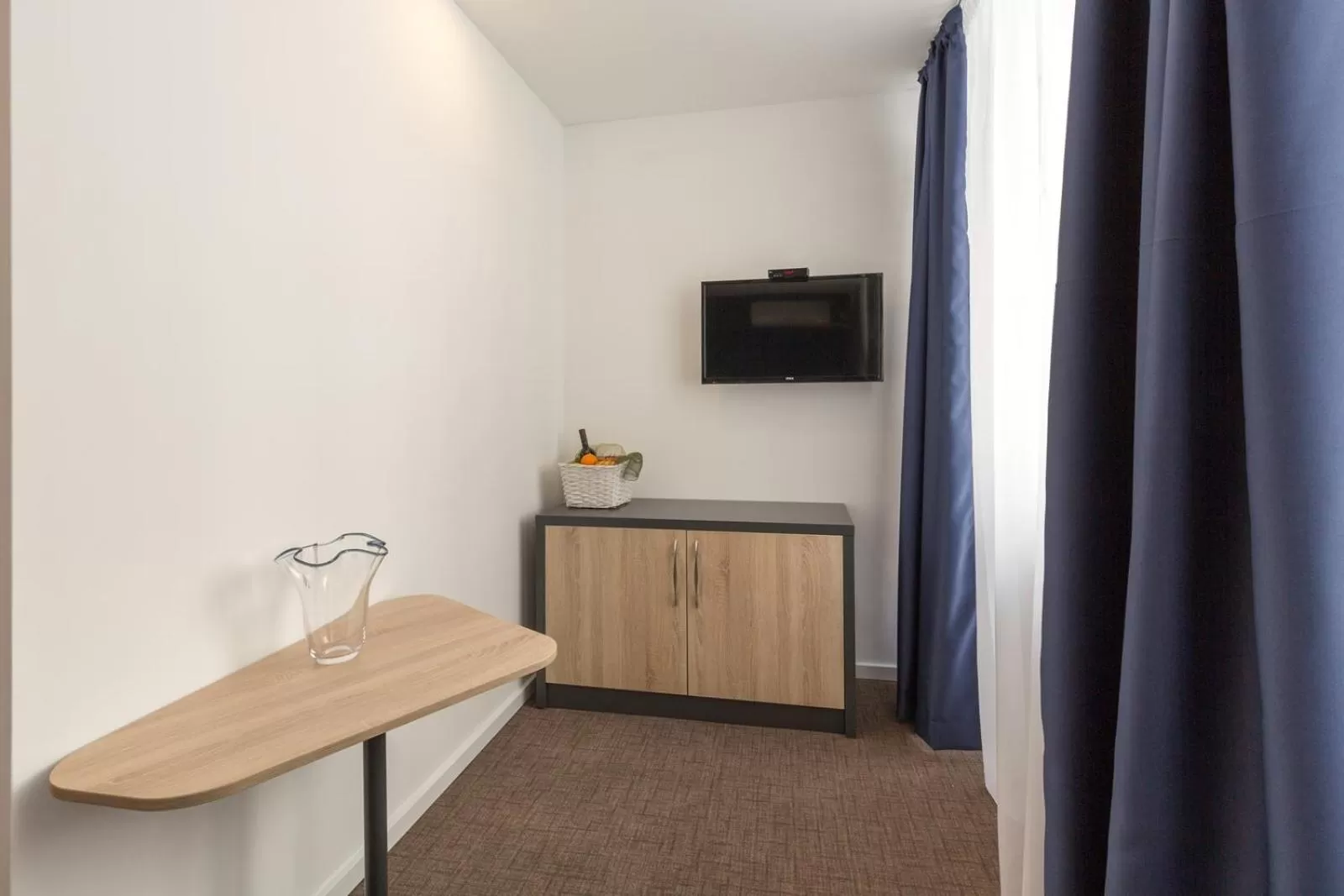 TV and multimedia in Premium Crown Suites