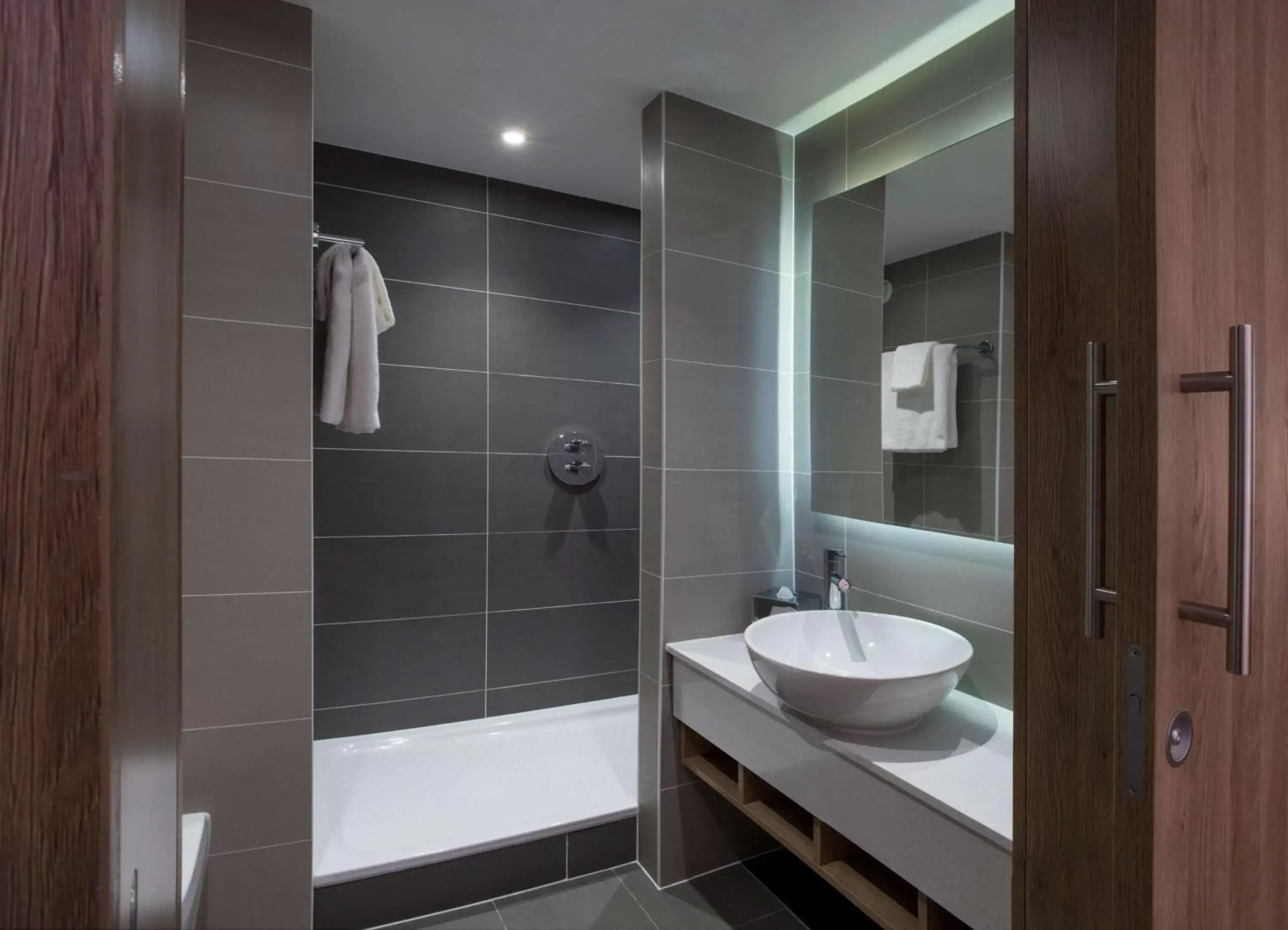 Shower, Bathroom in Hilton Garden Inn Manchester Emirates Old Trafford