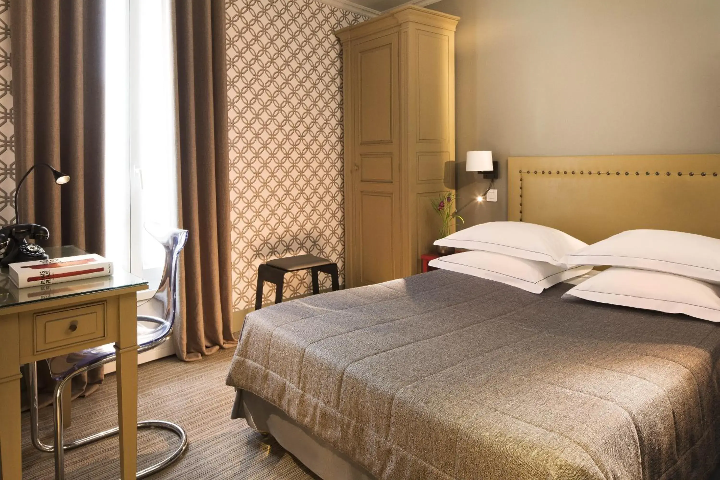 Bedroom, Bed in Apollon Montparnasse