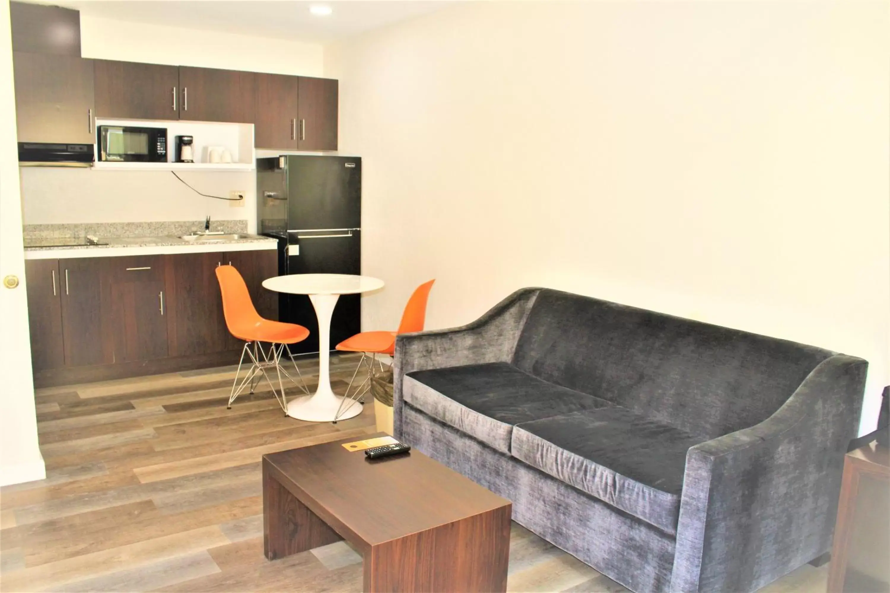 Living room, Seating Area in Howard Johnson by Wyndham Chula Vista/San Diego Suite Hotel