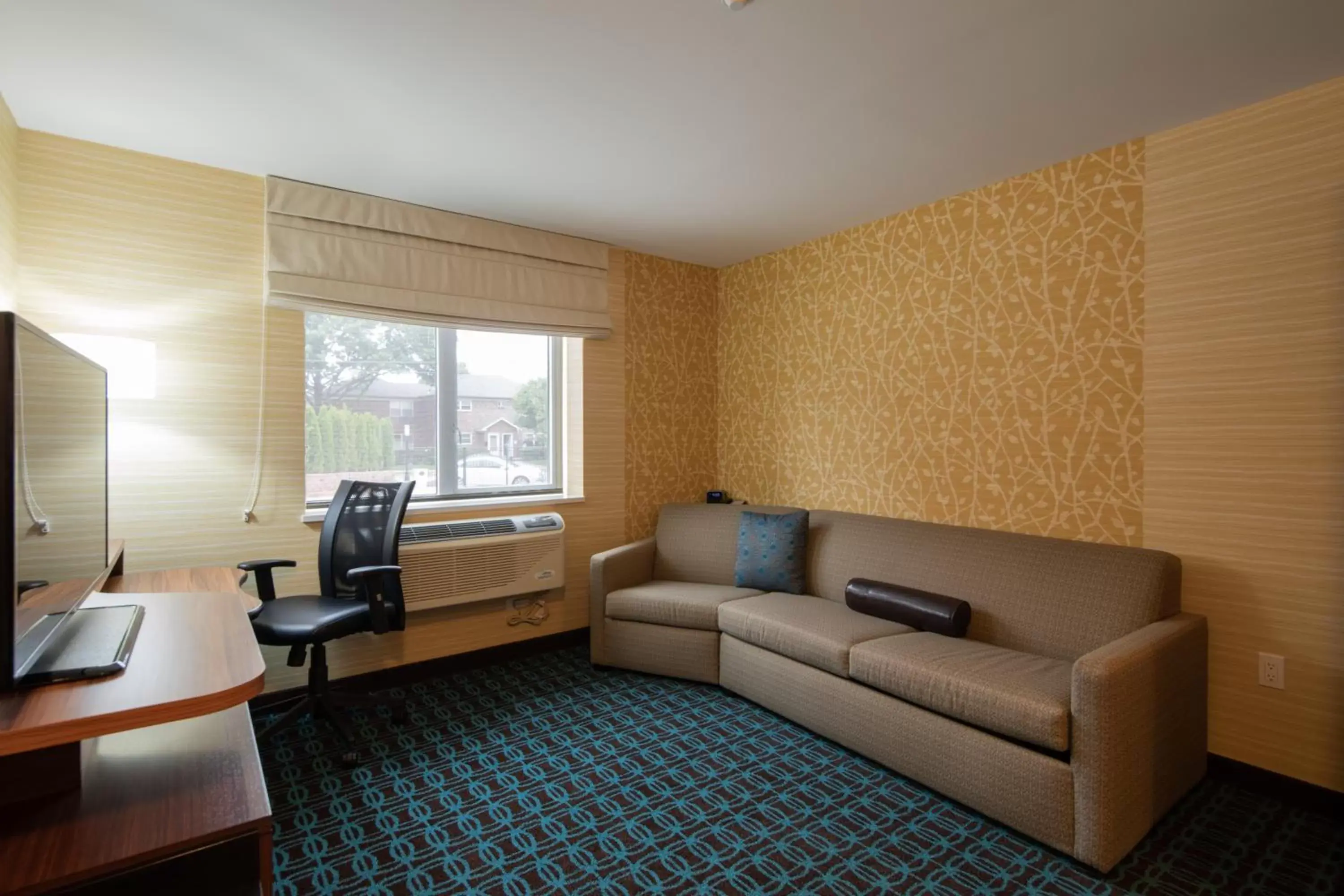Living room, Seating Area in Fairfield Inn & Suites by Marriott New York Queens/Fresh Meadows