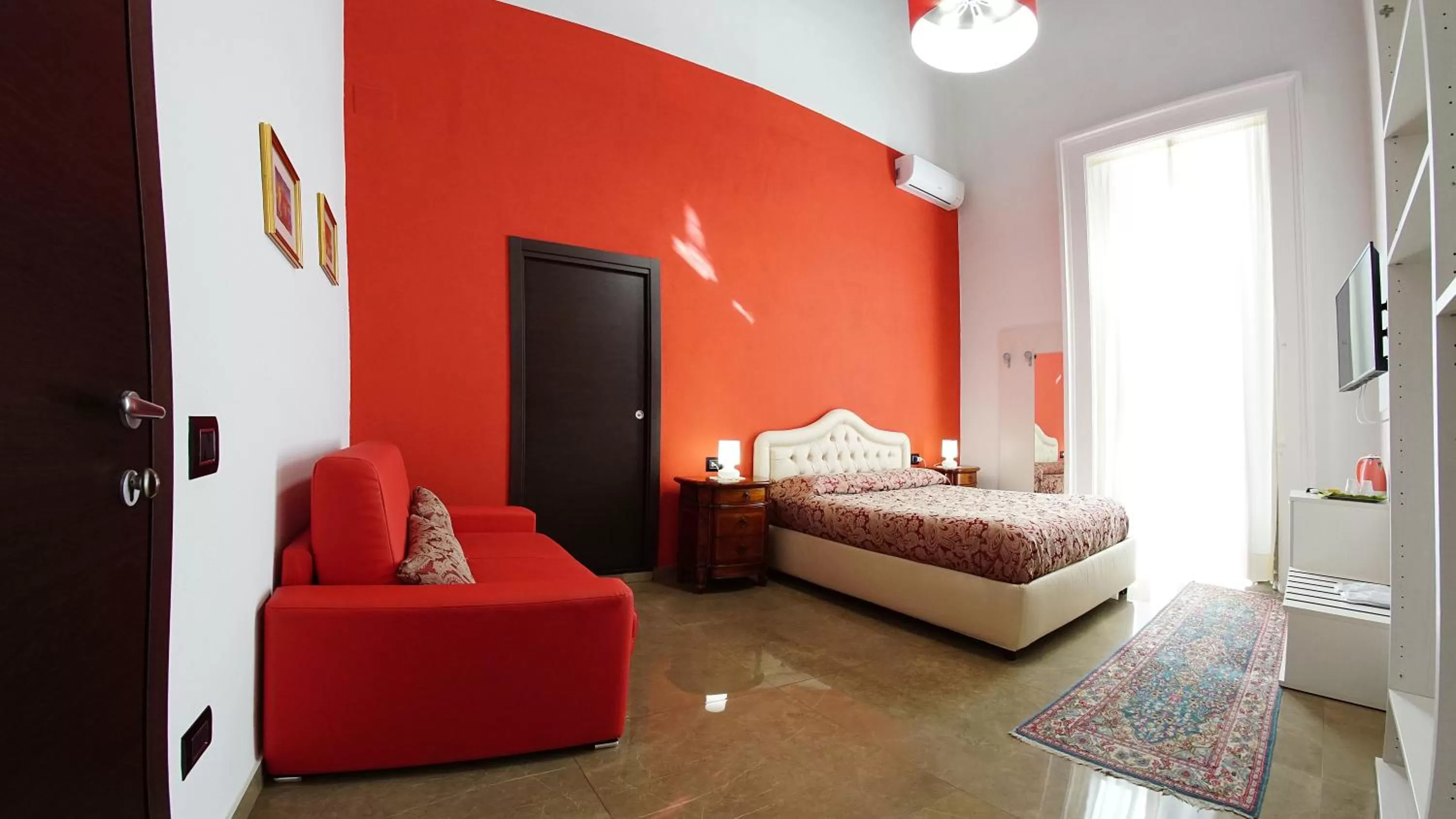 Photo of the whole room, Bed in Beverello Suite