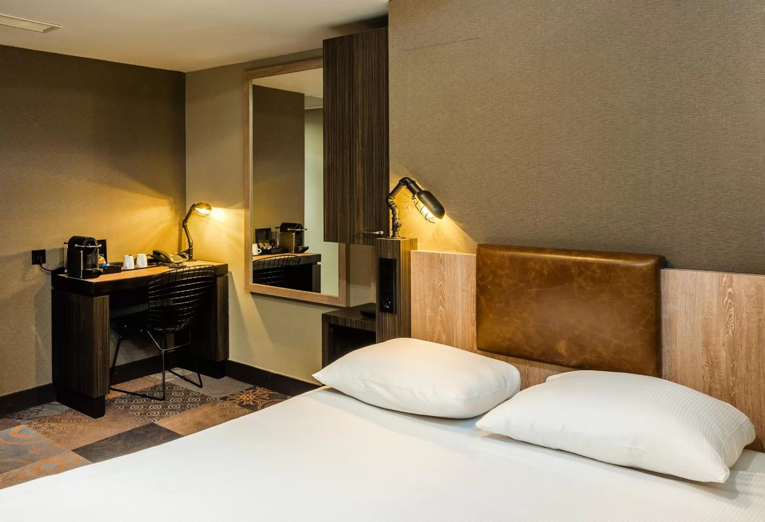 Photo of the whole room, Bed in The Alfred Hotel