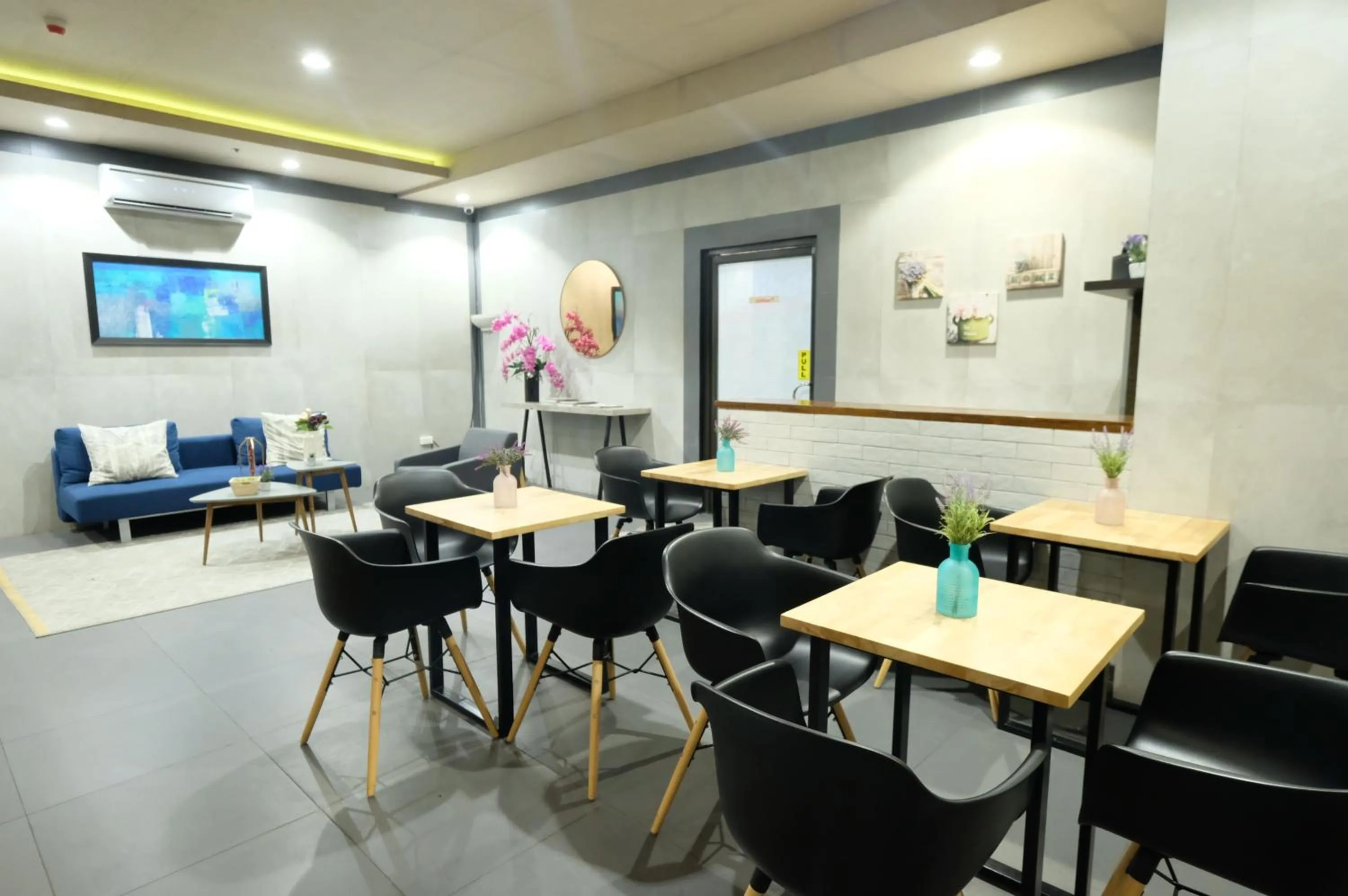 Restaurant/places to eat in Axiaa Hotel