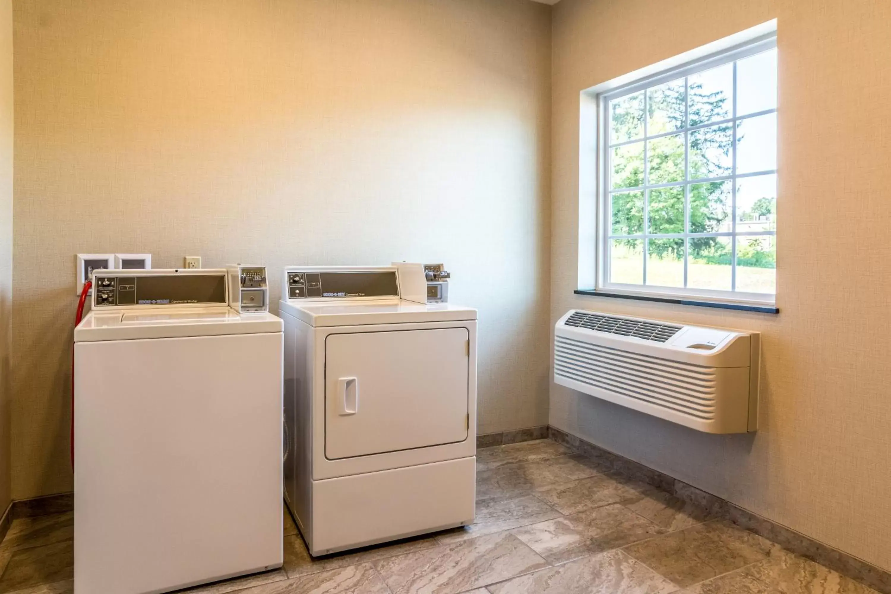 Spa and wellness centre/facilities, Kitchen/Kitchenette in Cobblestone Hotel & Suites - Torrington