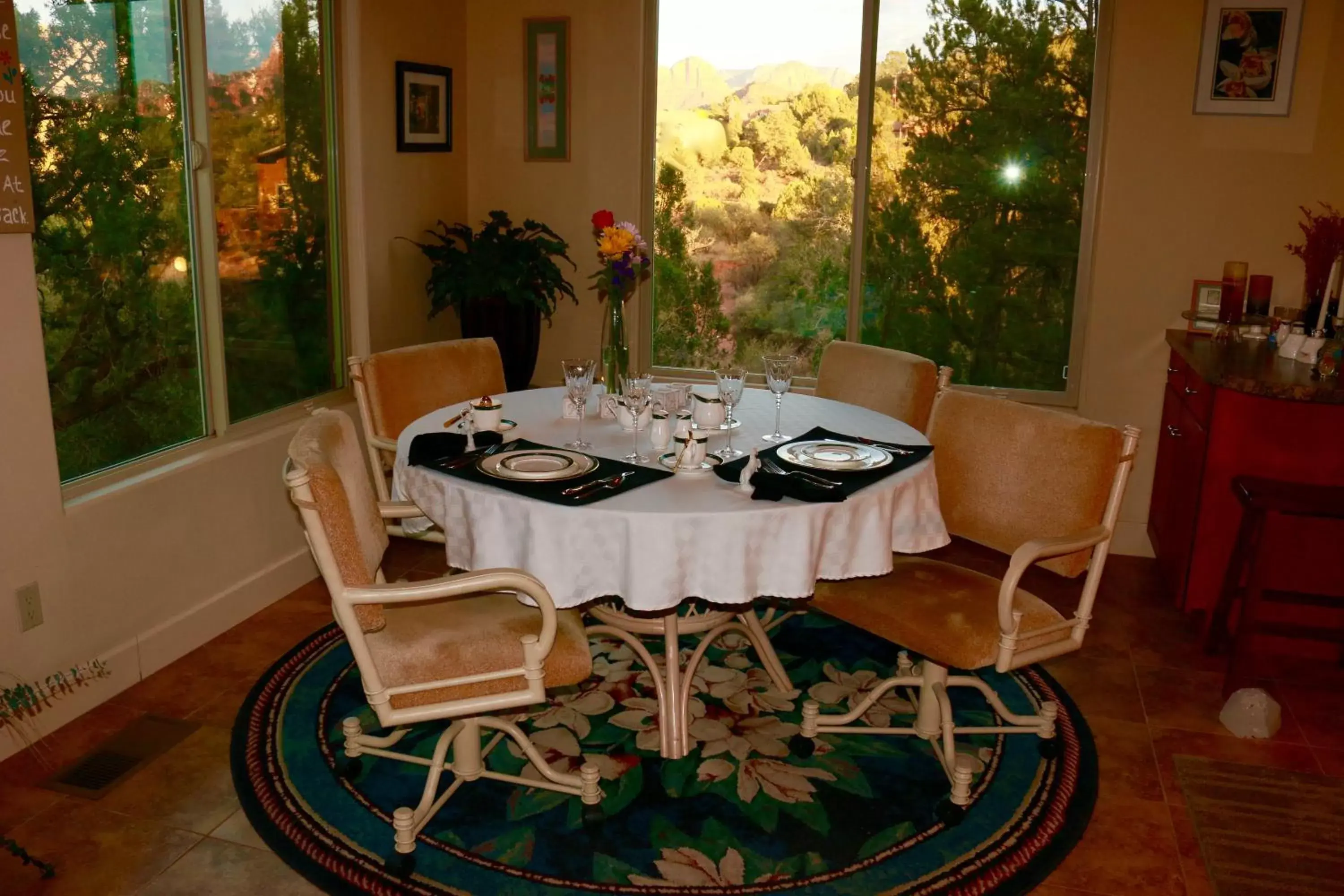 Seating area, Restaurant/Places to Eat in Sedona Cathedral Hideaway B&B & Spa