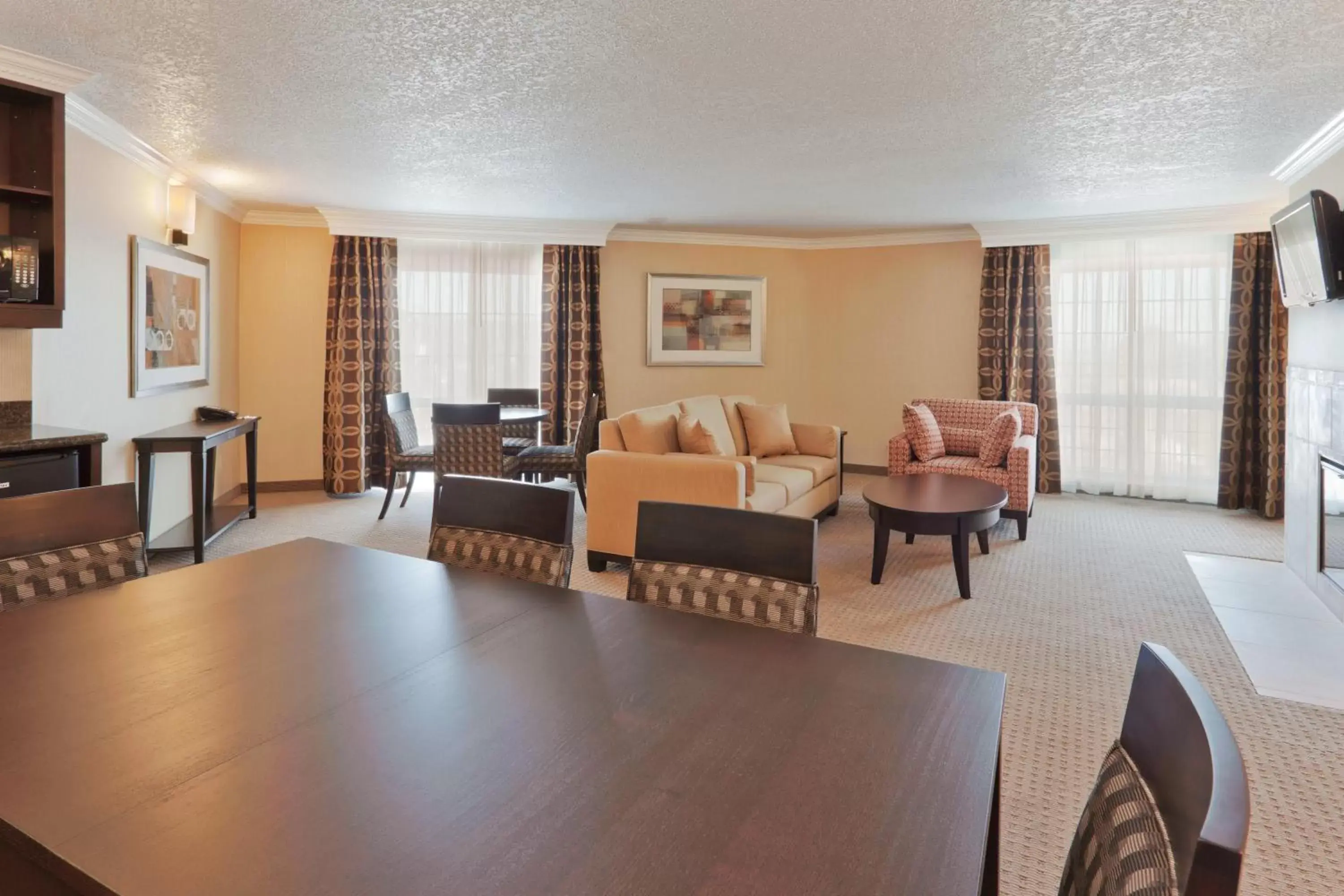 Photo of the whole room, Seating Area in Holiday Inn & Suites San Mateo - SFO, an IHG Hotel