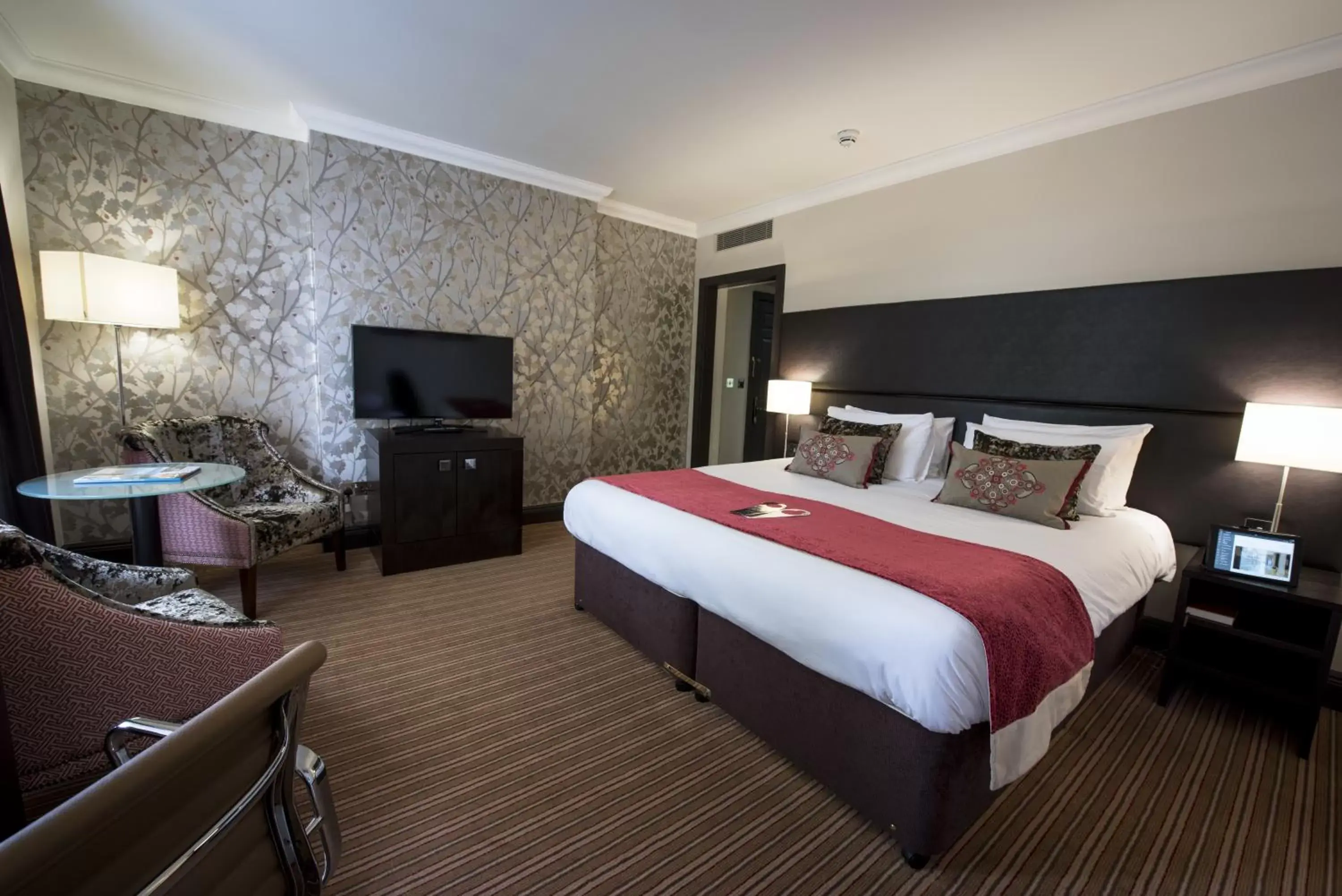 Photo of the whole room, Bed in Gonville Hotel