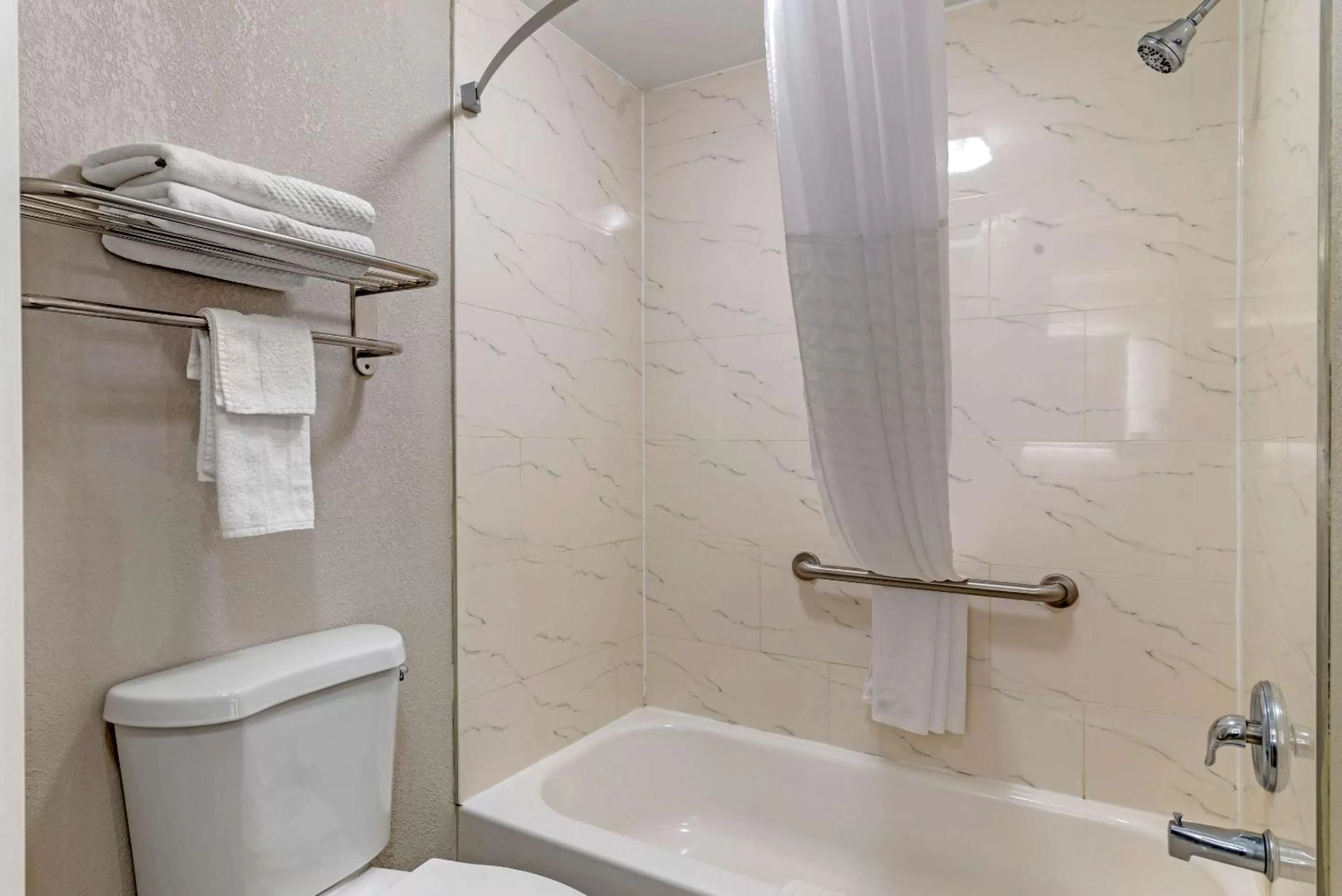 Bathroom in Quality Inn Newnan - Atlanta South